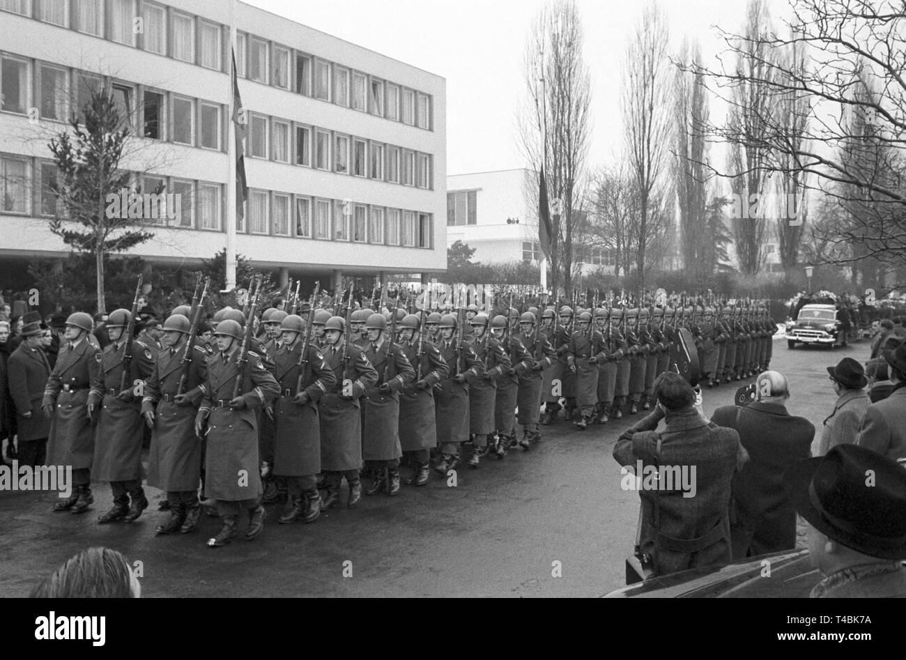 Il defunto Presidente della sociale dell' opposizione democratica Erich Ollenhauer è sepolto il 19 dicembre nel 1963. La foto mostra un onorario di formazione delle forze armate federali, una vettura con nastri di nero e il carro con la bara, trainato da quattro cavalli. | Utilizzo di tutto il mondo Foto Stock