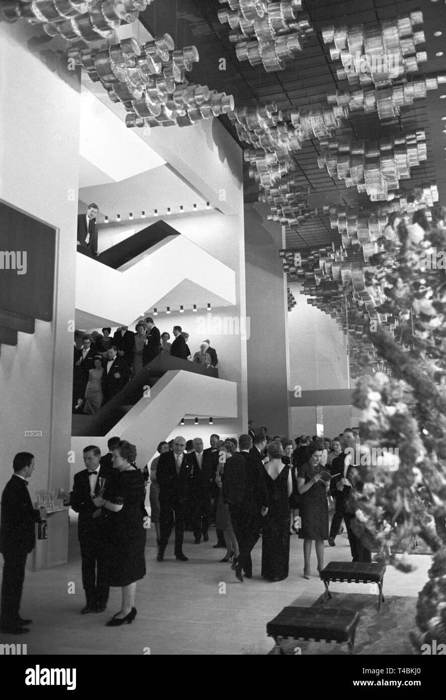 Vista nel foyer del teatro "isola" a Francoforte, che viene aperto con la performance di 'Faust I", il 14 di dicembre nel 1963. | Utilizzo di tutto il mondo Foto Stock