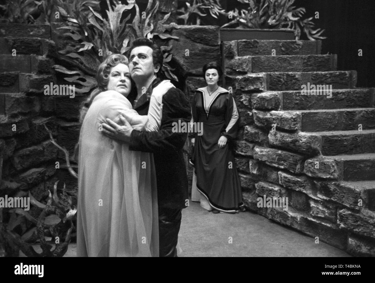 Il 22 maggio 1963, la nuova produzione di opera "Tristano e Iseult' è eseguito mediante l'Opera Tedesca del Reno, il teatro associazione di Düsseldorf e Duisburg, in occasione del centocinquantesimo anniversario della sua compositore Richard Wagner. La foto mostra un insieme Svanholm (destra) come Tristano e Astrid Varnay (sinistra) come Isotta, sullo sfondo c'è Fabio Giongo come Melot durante la prova finale il 21 maggio 1963. | Utilizzo di tutto il mondo Foto Stock