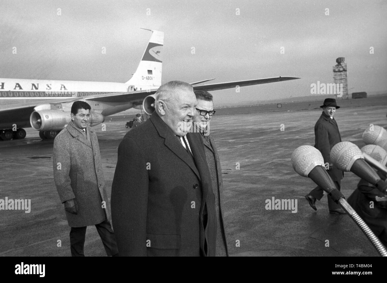 Il cancelliere Ludwig Erhard partiranno per gli Stati Uniti il 27 dicembre nel 1963 per una due giorni di parlare con il presidente statunitense Lyndon B. Johnson. La foto mostra Erhard (anteriore) sul suo modo alla speciale aereo, che partirà da aeroporto Bonn-Wahn. | Utilizzo di tutto il mondo Foto Stock