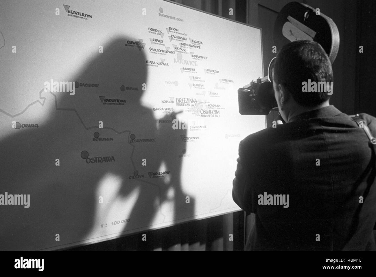 Una telecamera uomo film una mappa con la posizione esatta dei campi di concentramento in ed intorno a Auschwitz il 20 di dicembre nel 1963 di fronte all'plenar hall di Francoforte, in cui la prima prova di Auschwitz inizierà tra breve. | Utilizzo di tutto il mondo Foto Stock