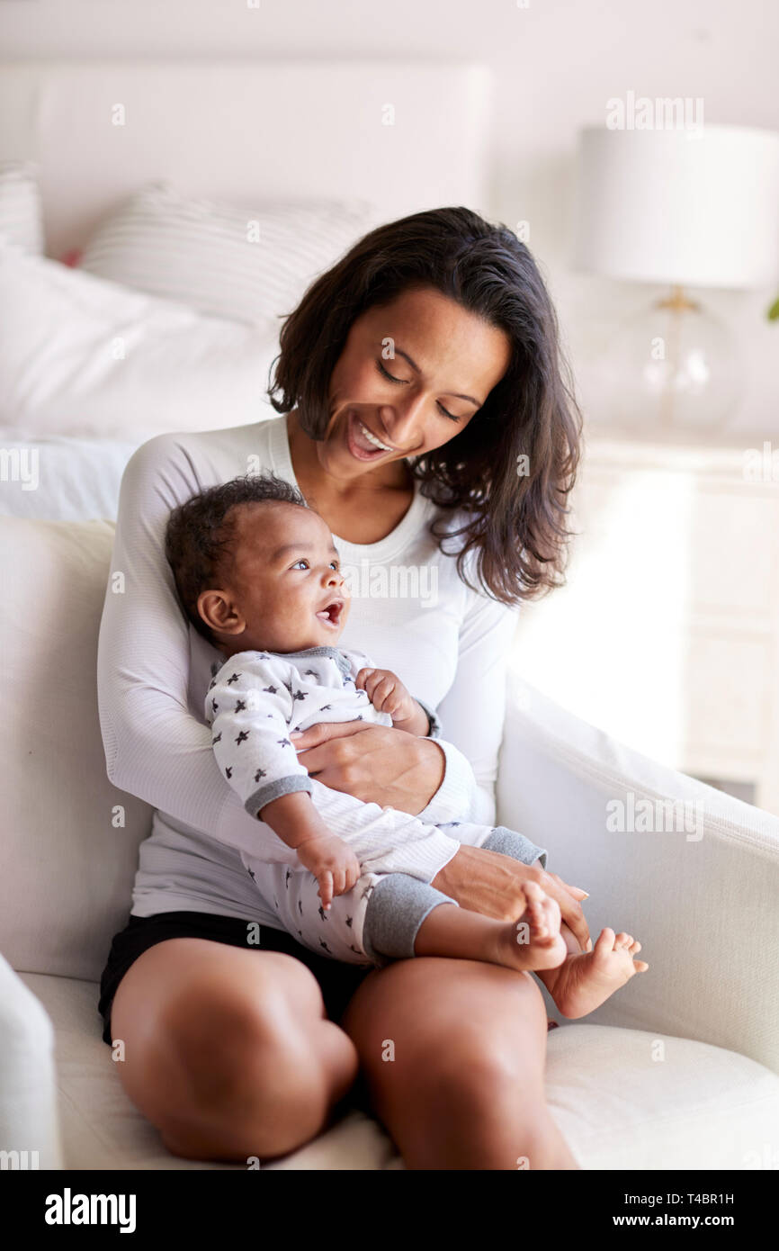 Mamma seduta con in braccio neonato immagini e fotografie stock ad alta  risoluzione - Alamy