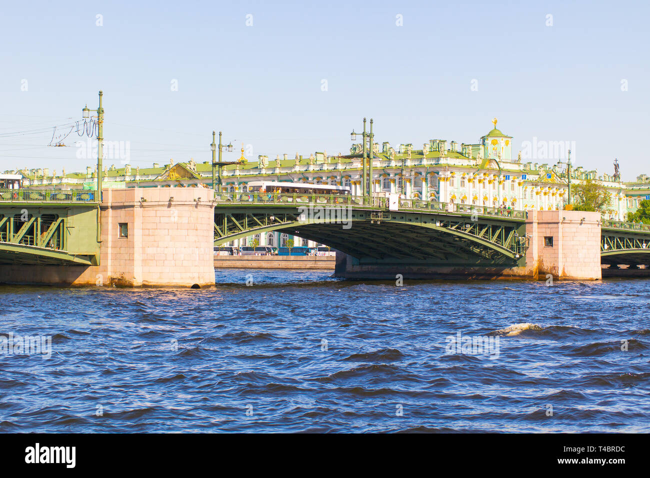 Dvortsovy bridge e l'Ammiragliato attraverso fiume Neva, San Pietroburgo, Russia Foto Stock