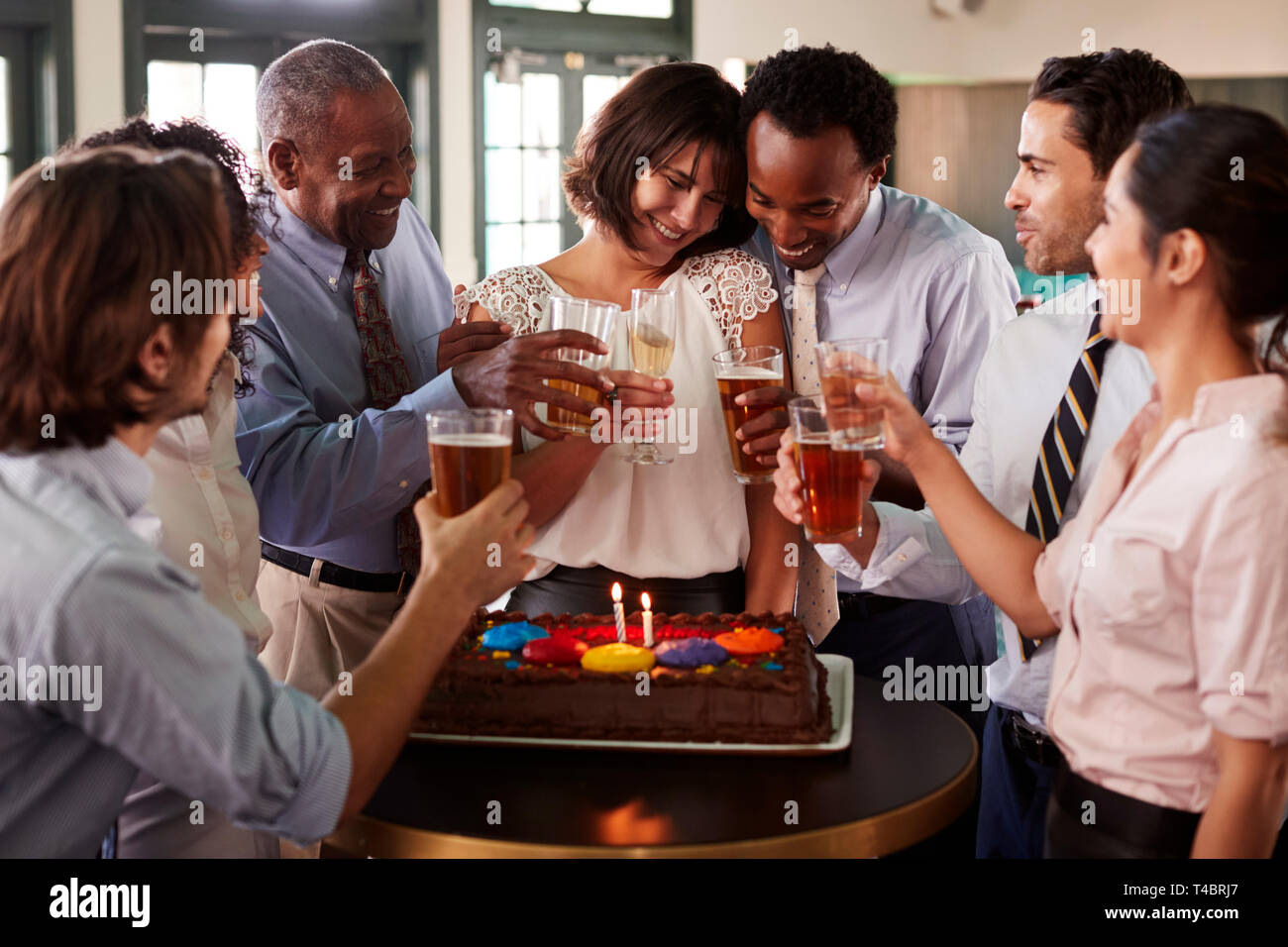Riunioni di team aziendali in Bar per celebrare le colleghe compleanno Foto Stock