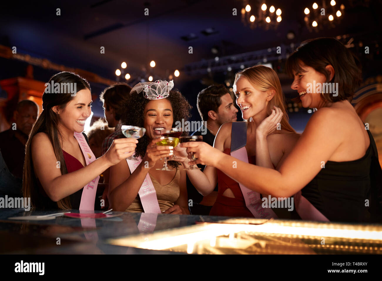 Il gruppo di amici di sesso femminile celebrando con sposa sulla parte di gallina in bar Foto Stock