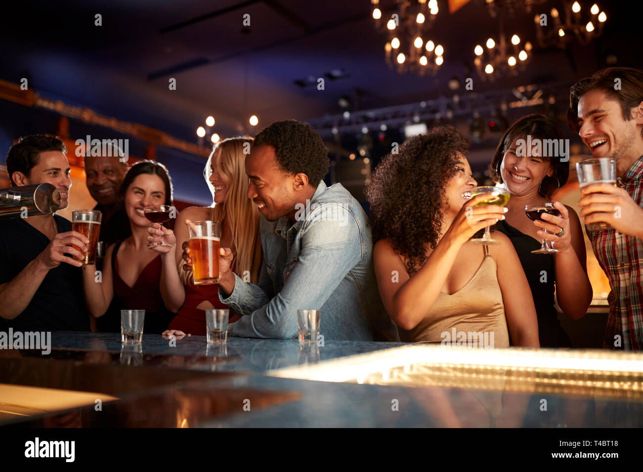 Gruppo di coppie con gli amici a bere nel bar insieme Foto Stock