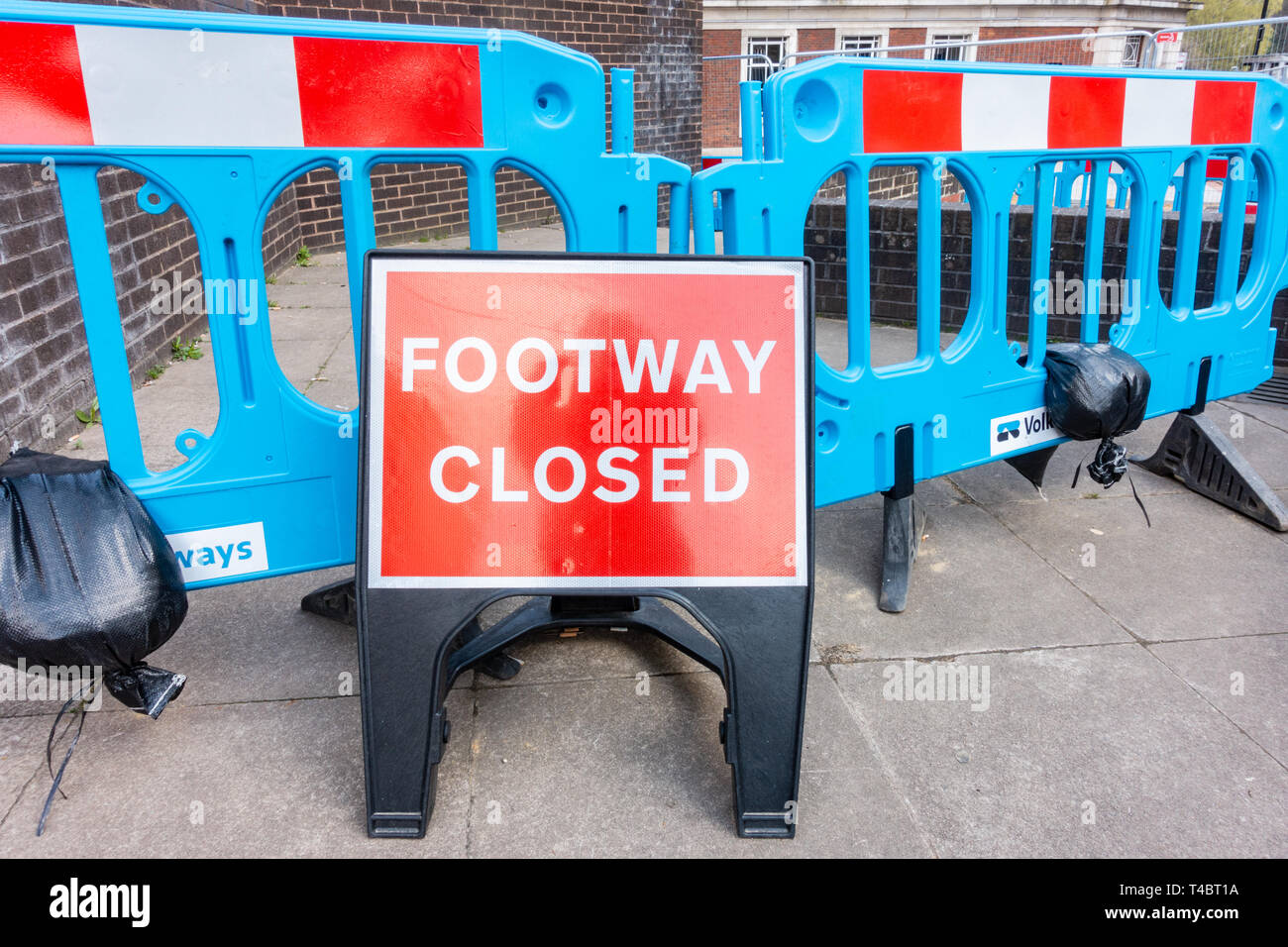 Un sentiero è chiuso per manutenzione con un luminoso segno rosso e blu barriere blocca la strada. Foto Stock