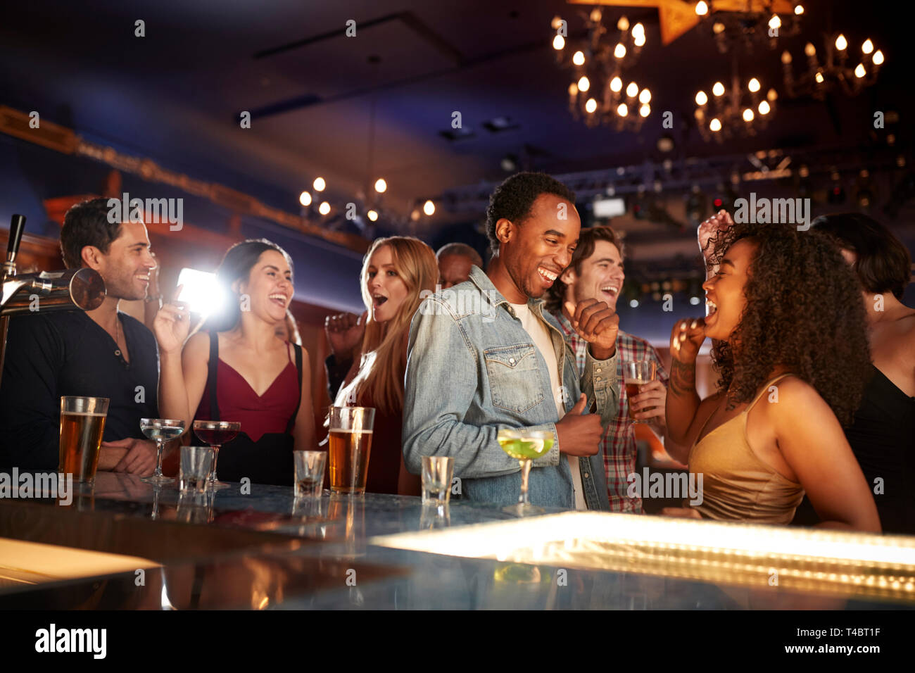 Gruppo di coppie con gli amici a bere nel bar insieme Foto Stock