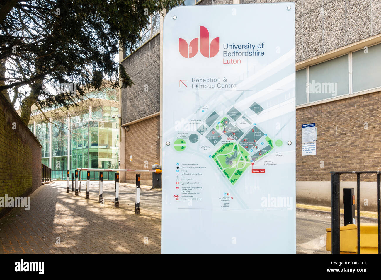Un segno che mostra una mappa del campus dell'Università di Bedfordshire a Luton, Regno Unito Foto Stock