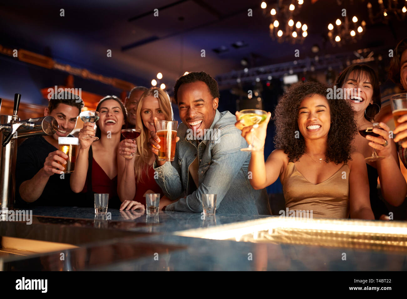 Ritratto di coppie con gli amici a bere nel bar insieme Foto Stock