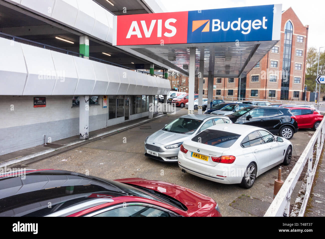 Auto a noleggio presso Avis e Budget autonoleggio a Luton, Regno Unito Foto Stock