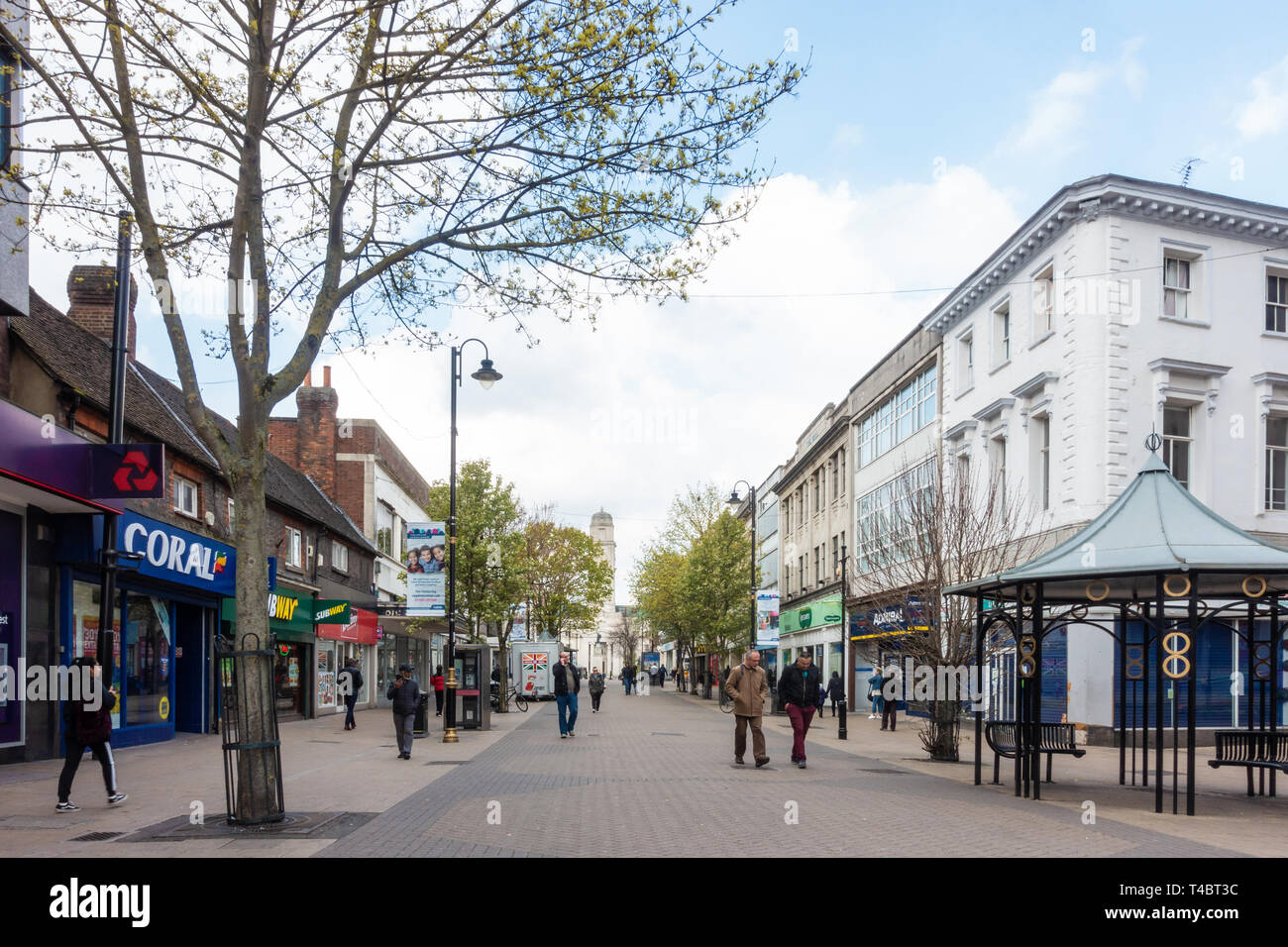 George Street nel centro cittadino di Luton è la strada principale per lo shopping in città Foto Stock