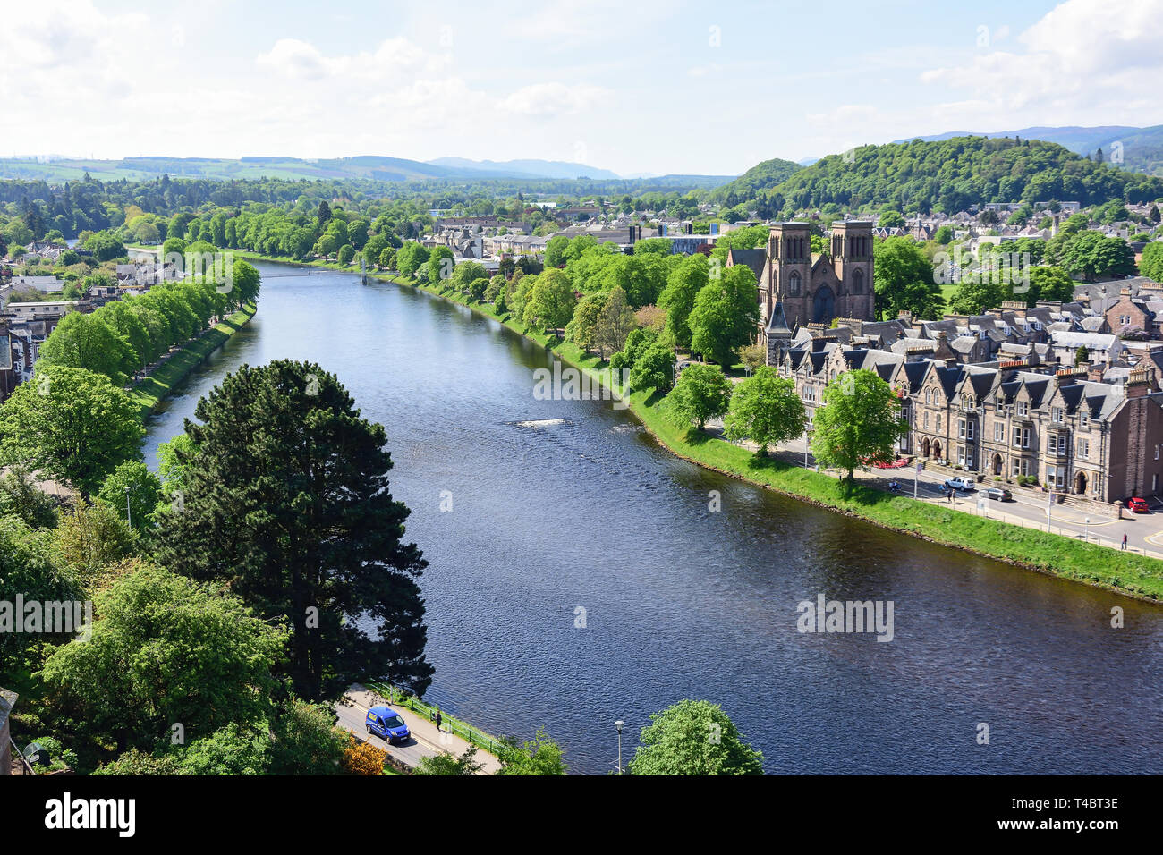 Fiume Ness e la Cattedrale di Sant'Andrea da Castle Hill, Inverness, Highland, Scotland, Regno Unito Foto Stock