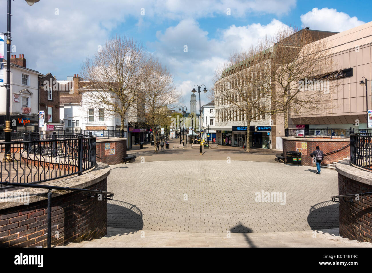 Una vista lungo George Street, una strada pedonale nel centro cittadino di Luton, Bedfordshire, Regno Unito Foto Stock