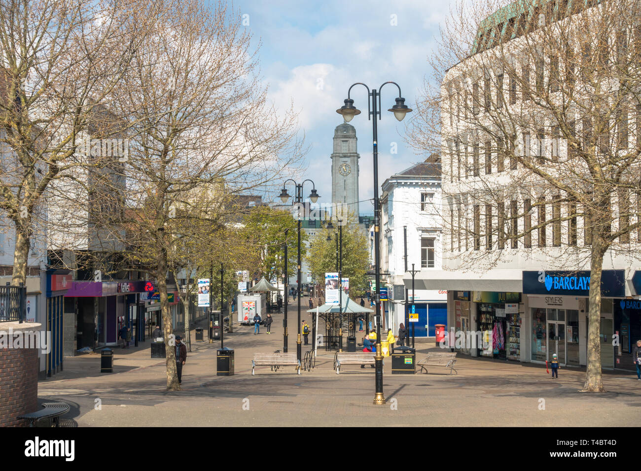Una vista lungo George Street, una strada pedonale dello shopping a Luton, Bedfordshire. Foto Stock