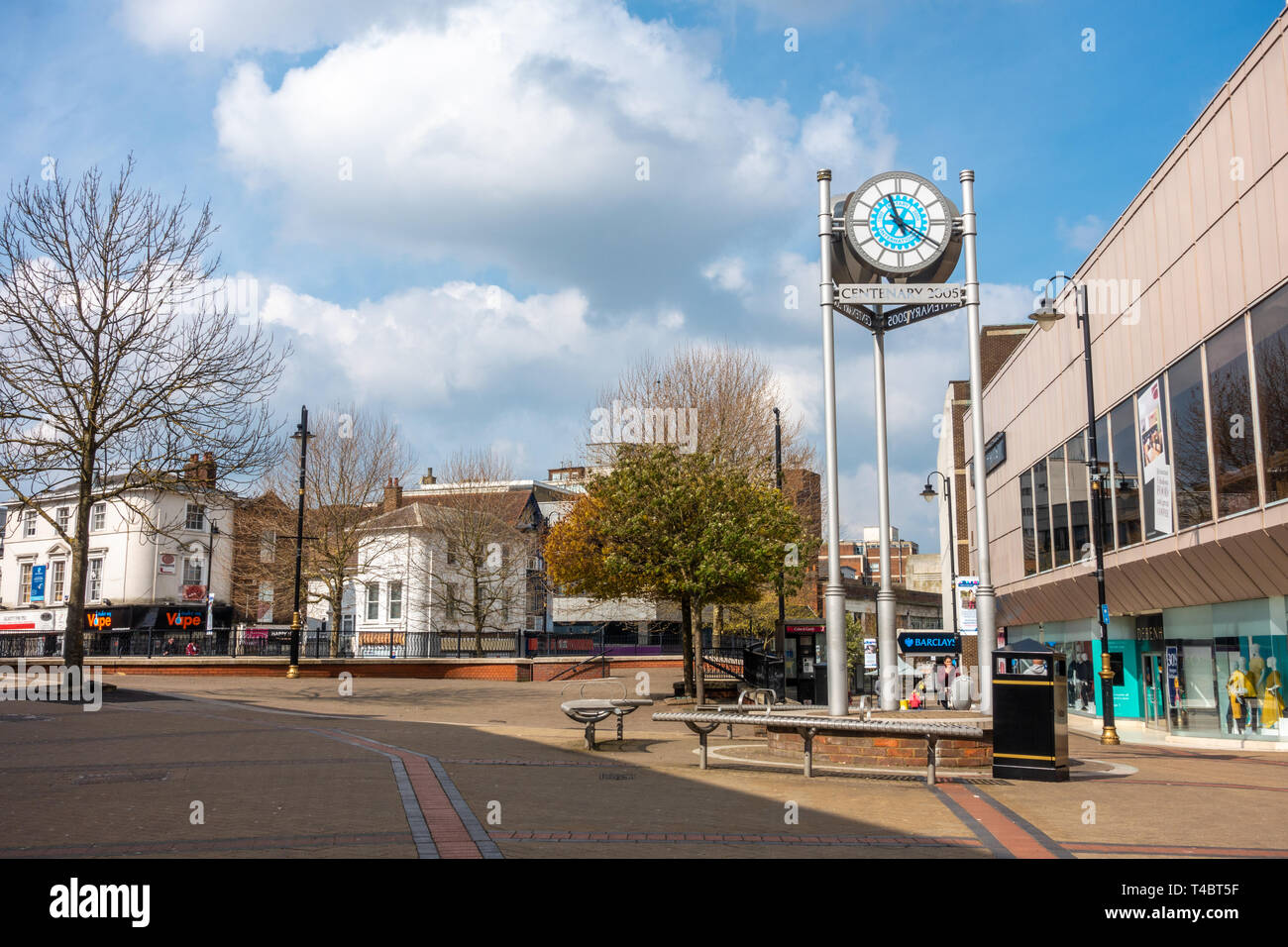 Centenario 2005 orologio su George Street a Luton, Bedfordshire, Regno Unito. George street è una strada pedonale con i negozi. Foto Stock