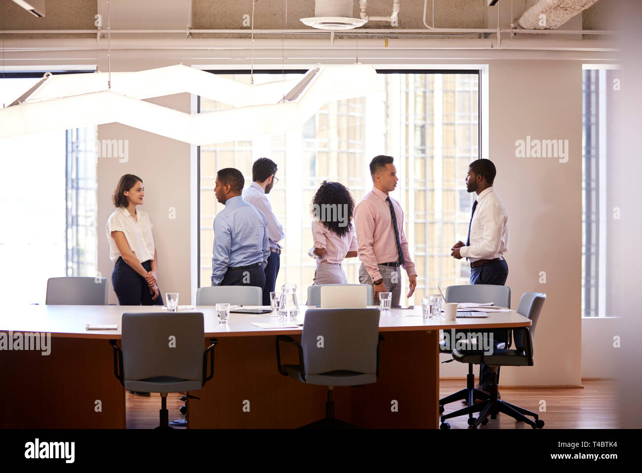 Gruppo di colleghi di lavoro chat in ufficio dopo la riunione Foto Stock