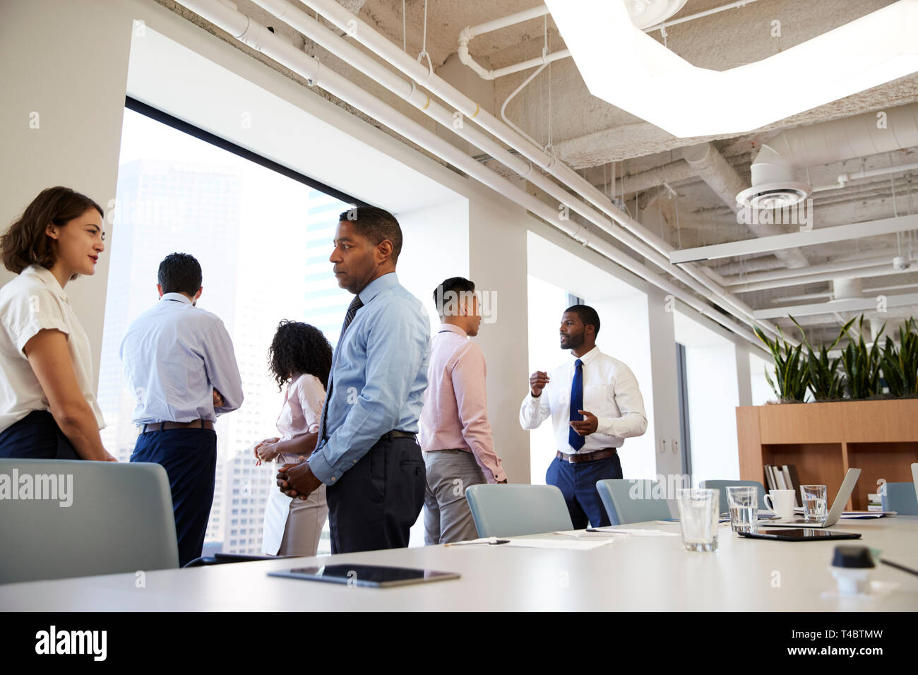 Gruppo di colleghi di lavoro chat in ufficio dopo la riunione Foto Stock