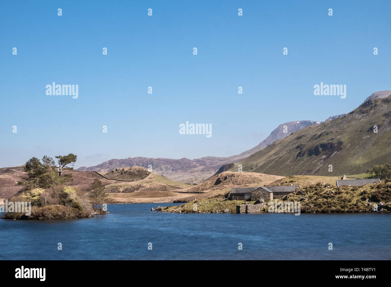 Vista panoramica a Cregennan Laghi, nella sezione sud del Parco Nazionale di Snowdonia, Gwynedd, Wales, Regno Unito Foto Stock