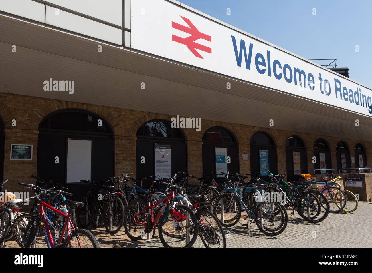 Stazione di lettura e bike capannone Foto Stock