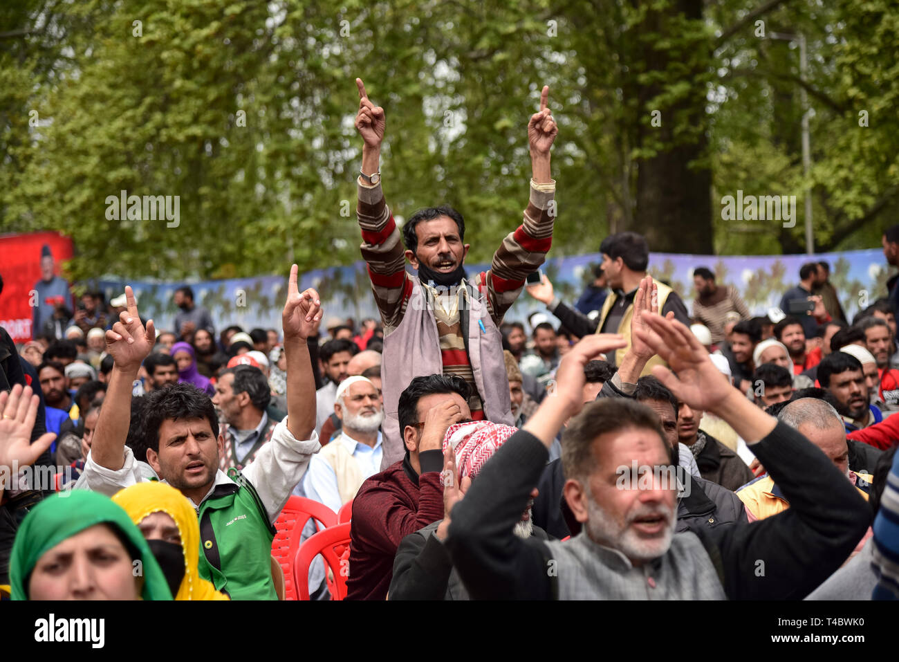 I sostenitori dell'India del partito politico conferenza nazionale visto gridando slogan di partito durante un comizio elettorale a Srinagar. L'India è in attesa delle elezioni generali in sette fasi, la prima delle quali si è tenuta il 11 aprile. Foto Stock