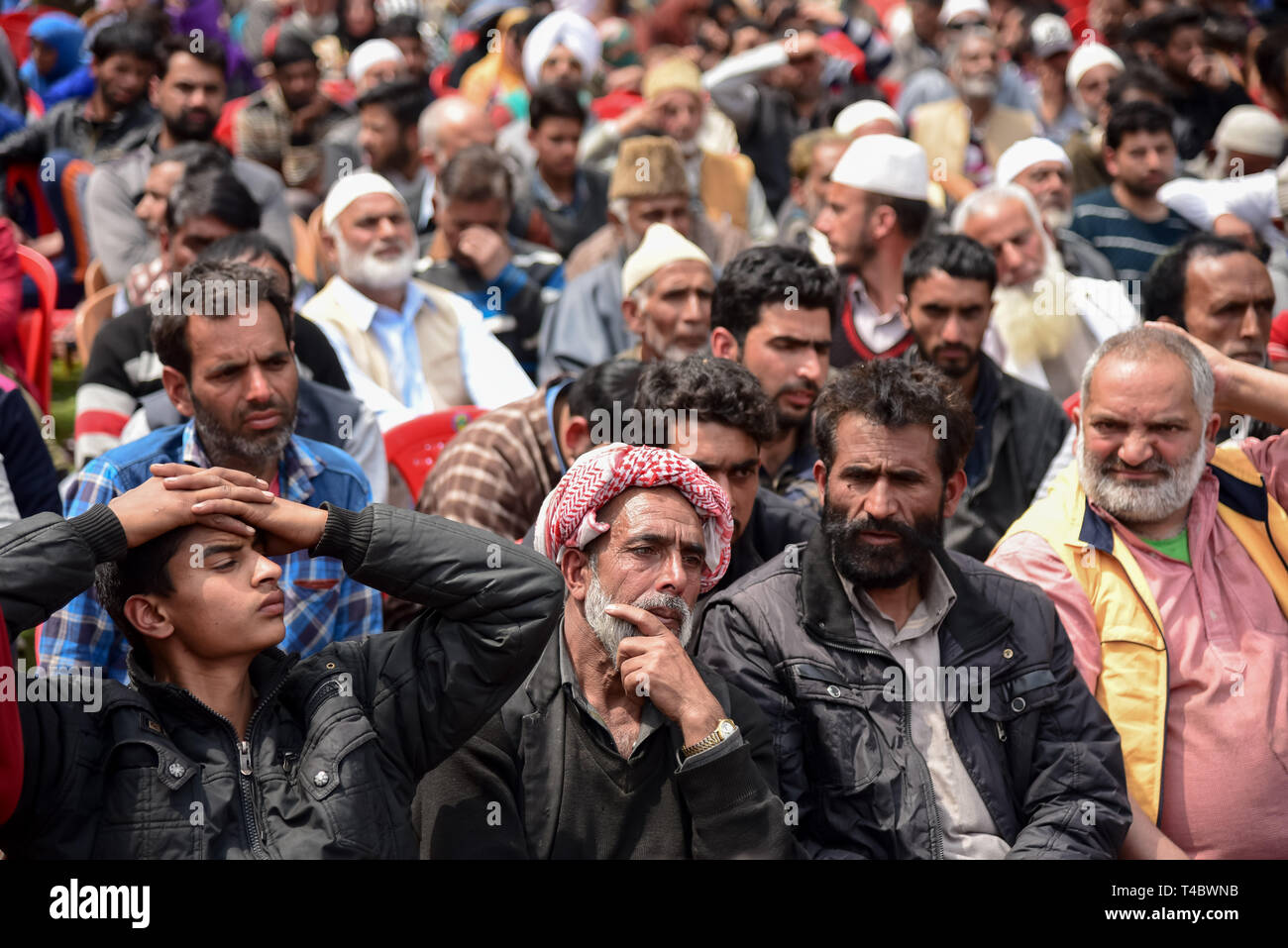 I sostenitori dell'India del partito politico conferenza nazionale sono visto che frequentano un comizio elettorale a Srinagar. L'India è in attesa delle elezioni generali in sette fasi, la prima delle quali si è tenuta il 11 aprile. Foto Stock