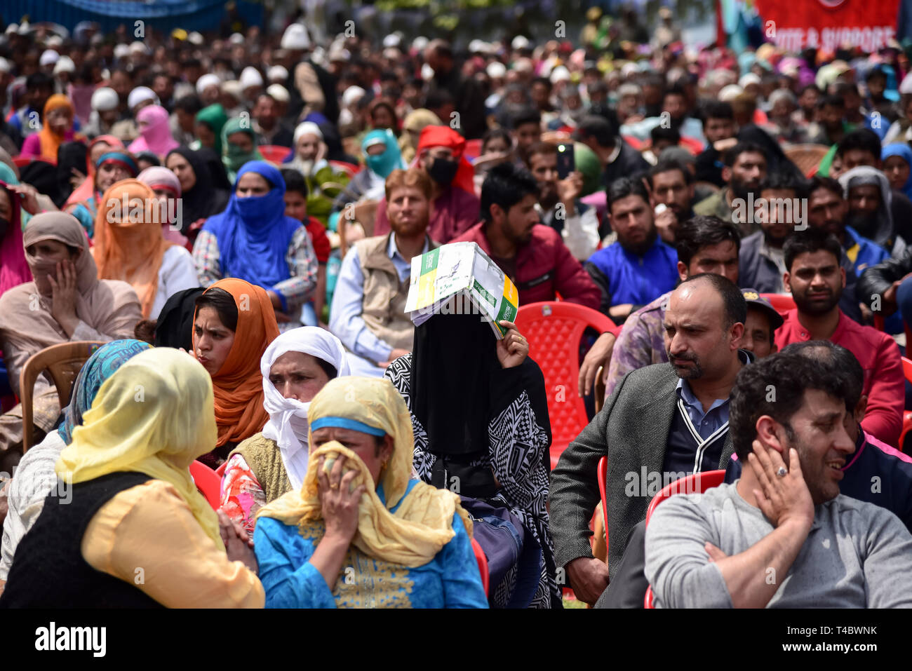 I sostenitori dell'India del partito politico conferenza nazionale sono visto che frequentano un comizio elettorale a Srinagar. L'India è in attesa delle elezioni generali in sette fasi, la prima delle quali si è tenuta il 11 aprile. Foto Stock