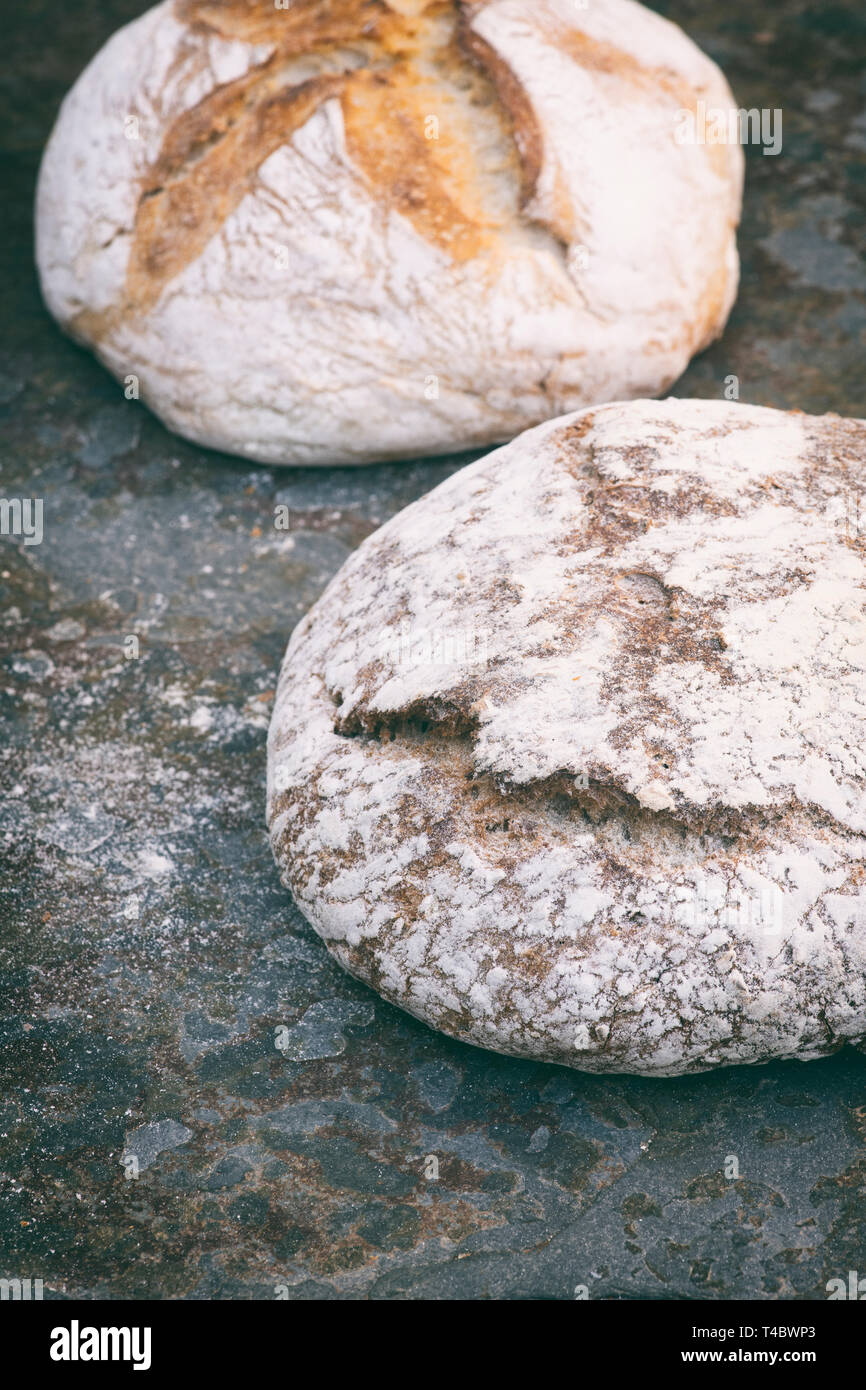 Il farro e pasta acida di segale e bianco del pane di pasta acida su lavagna Foto Stock