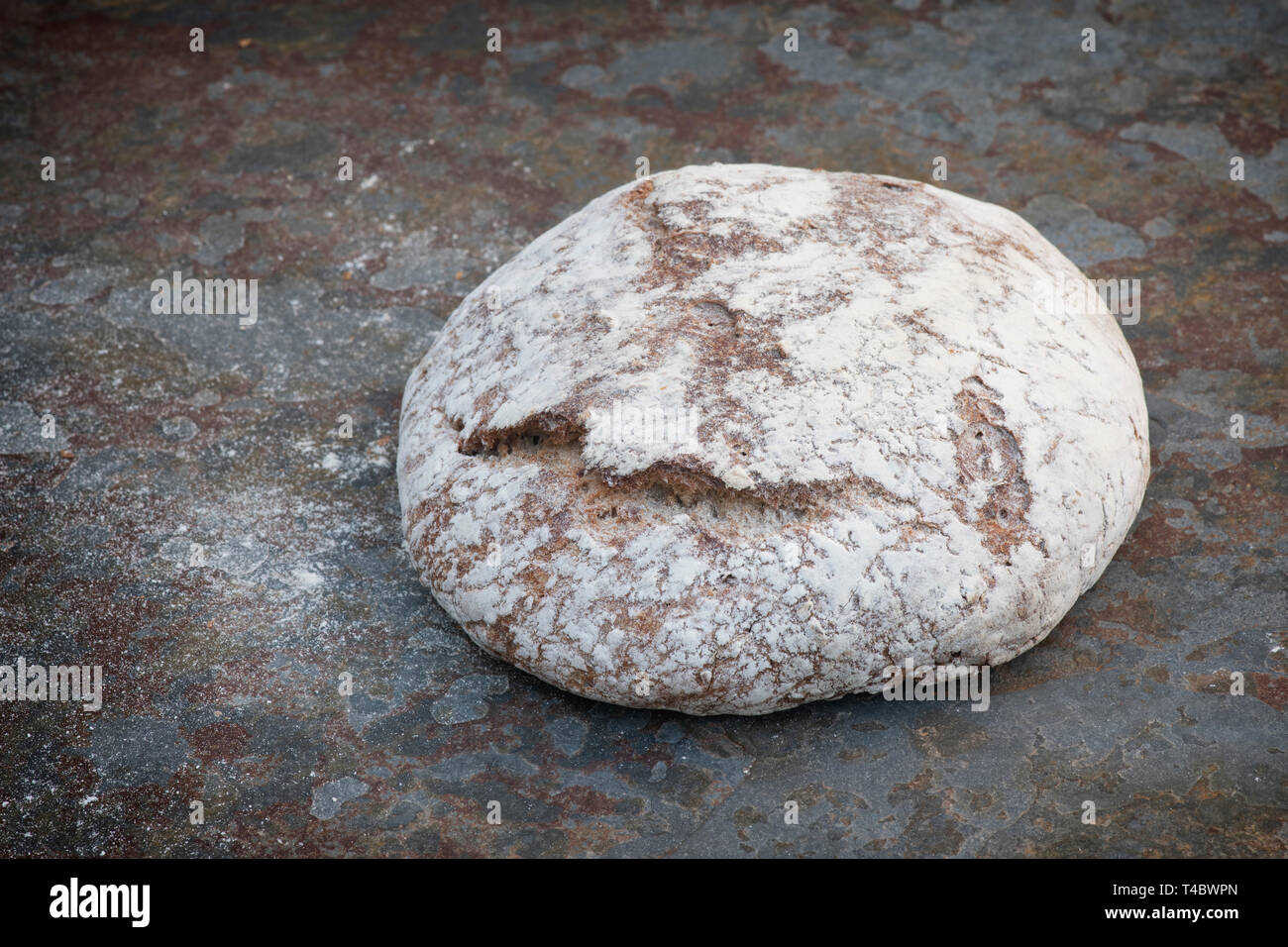Il farro e segale pane di pasta acida su lavagna Foto Stock
