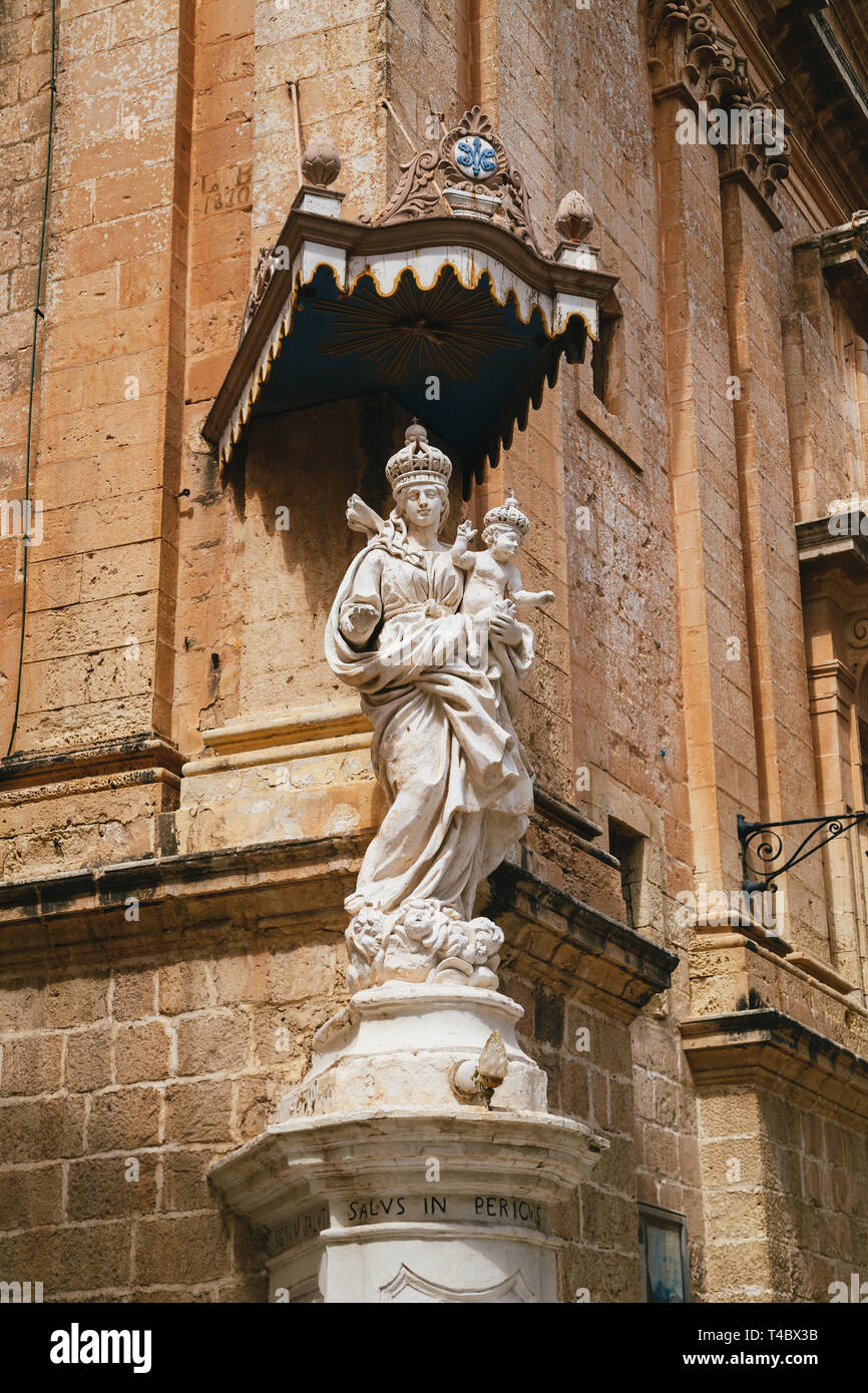 La statua della Vergine Maria, Madonna con Gesù bambino su un angolo del convento carmelitano di Mdina. Malta Foto Stock