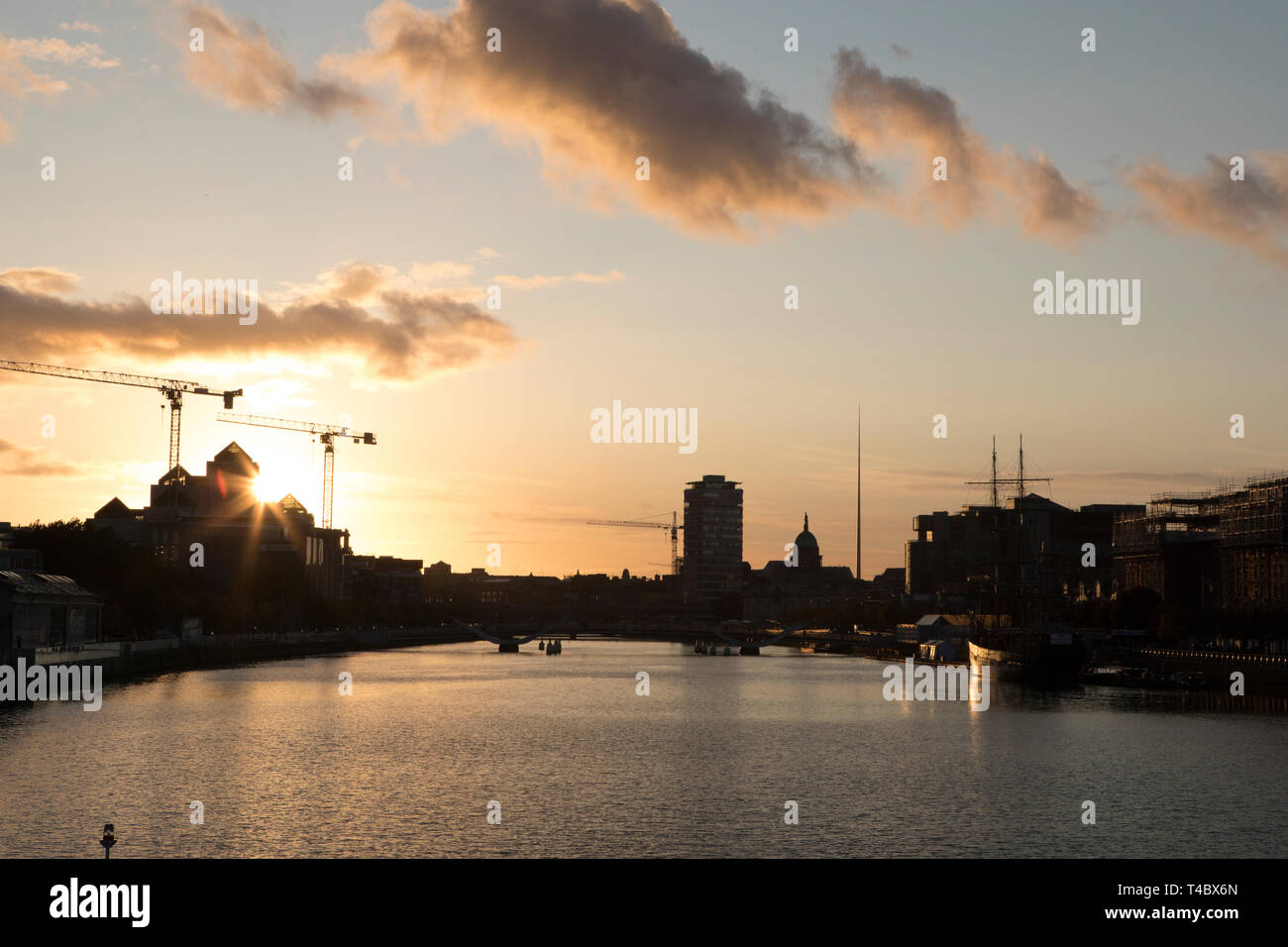 Dublino, Irlanda e il fiume Liffey al tramonto Foto Stock