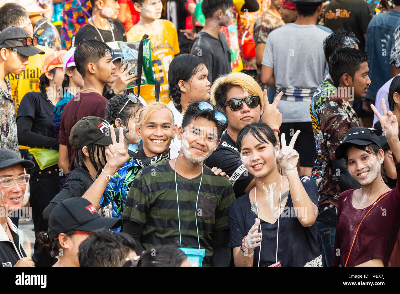 SUKHOTHAI, Tailandia - 15 Aprile 2019: popolo tailandese per celebrare il Nuovo Anno Songkran Festival dell'acqua sulla strada. Foto Stock