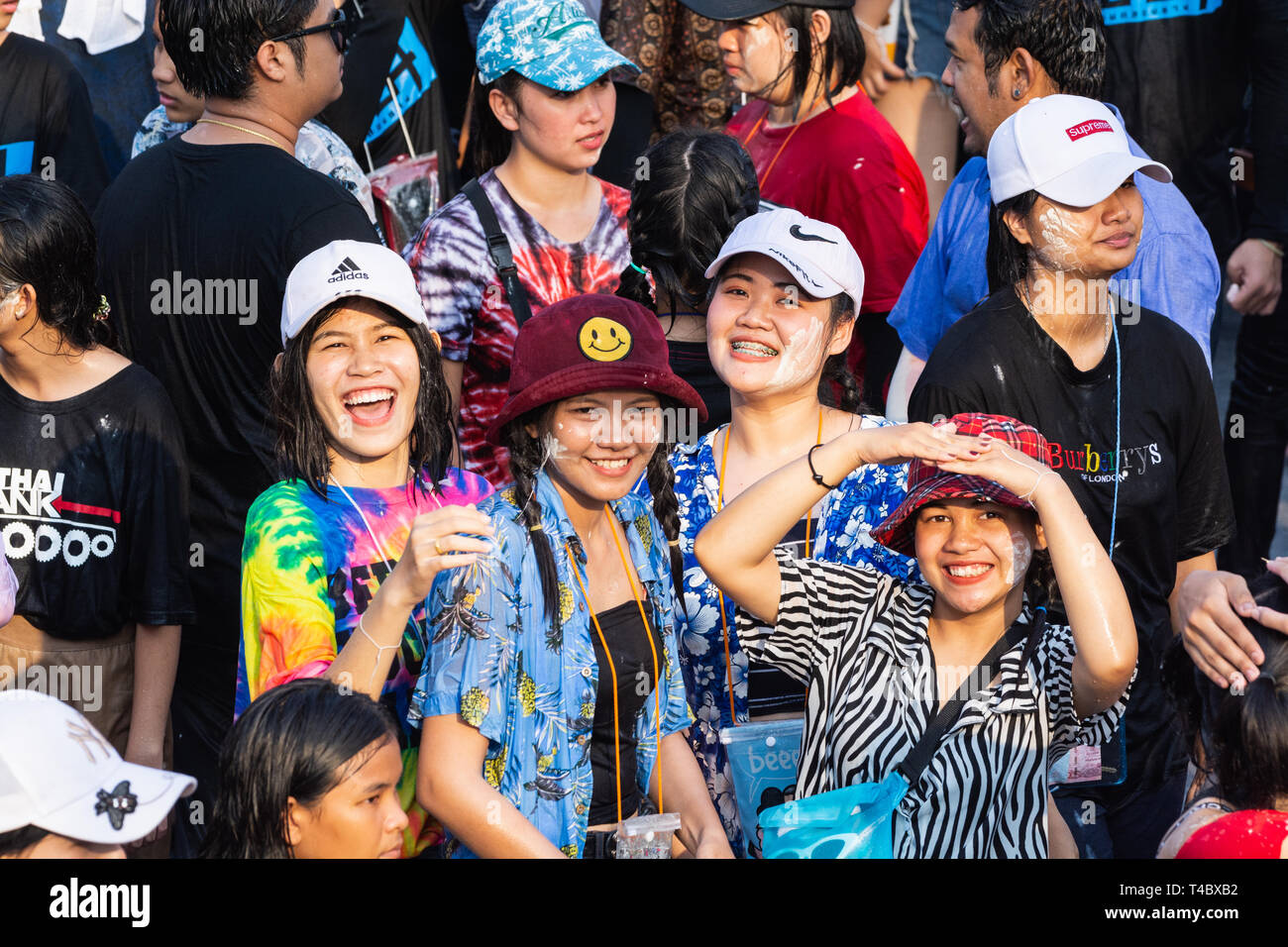 SUKHOTHAI, Tailandia - 15 Aprile 2019: popolo tailandese per celebrare il Nuovo Anno Songkran Festival dell'acqua sulla strada. Foto Stock