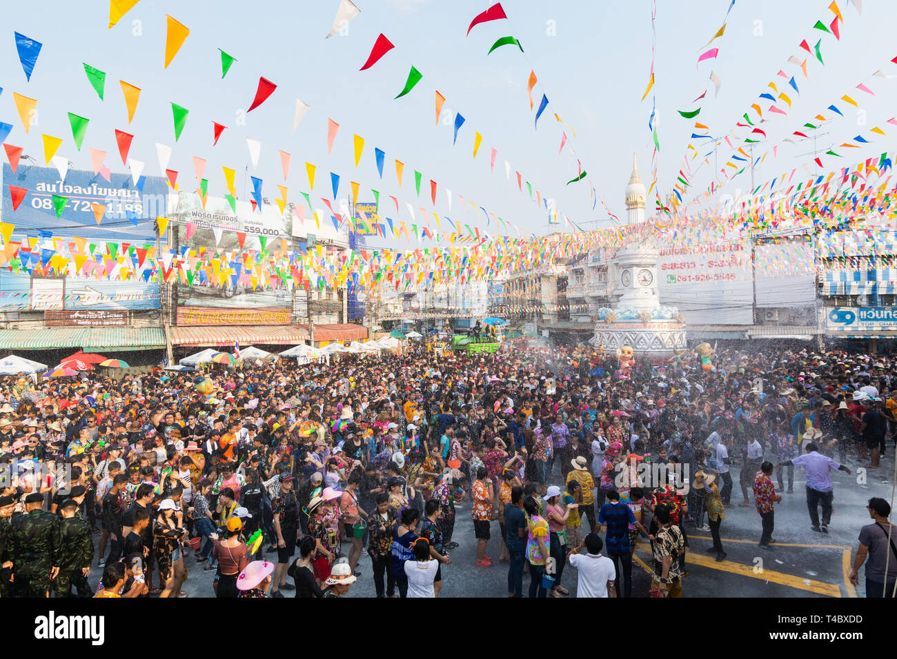 SUKHOTHAI, Tailandia - 15 Aprile 2019: popolo tailandese per celebrare il Nuovo Anno Songkran Festival dell'acqua sulla strada. Foto Stock