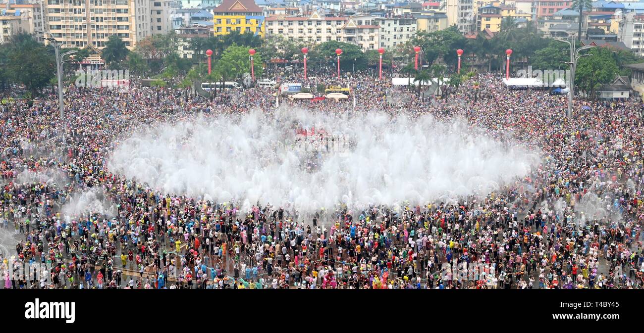 Xishuangbanna cinese della provincia dello Yunnan. Xv Apr, 2019. Persone celebrano l'acqua-festival di irrorazione in una piazza a Jinghong City, dai prefettura autonoma di Xishuangbanna, a sud-ovest della Cina di Provincia di Yunnan, 15 aprile 2019. Persone spruzzare acqua ad ogni altro a pregare per la buona fortuna durante il tradizionale acqua-festival di irrorazione, che è anche il nuovo anno festival di il dai gruppo etnico. Credito: Qin Qing/Xinhua/Alamy Live News Foto Stock