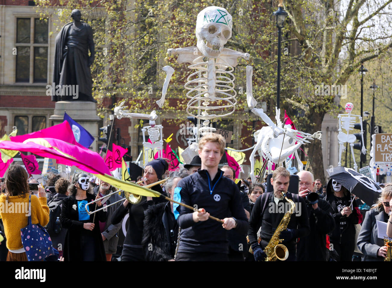 La piazza del Parlamento. Londra, UK 15 Aprile 2019 - centinaia di attivisti ambientali dimostra in piazza del Parlamento a chiedere un'azione decisiva da parte del governo britannico sulla crisi ambientale. La protesta è organizzata dalla ribellione di estinzione. Credito: Dinendra Haria/Alamy Live News Foto Stock