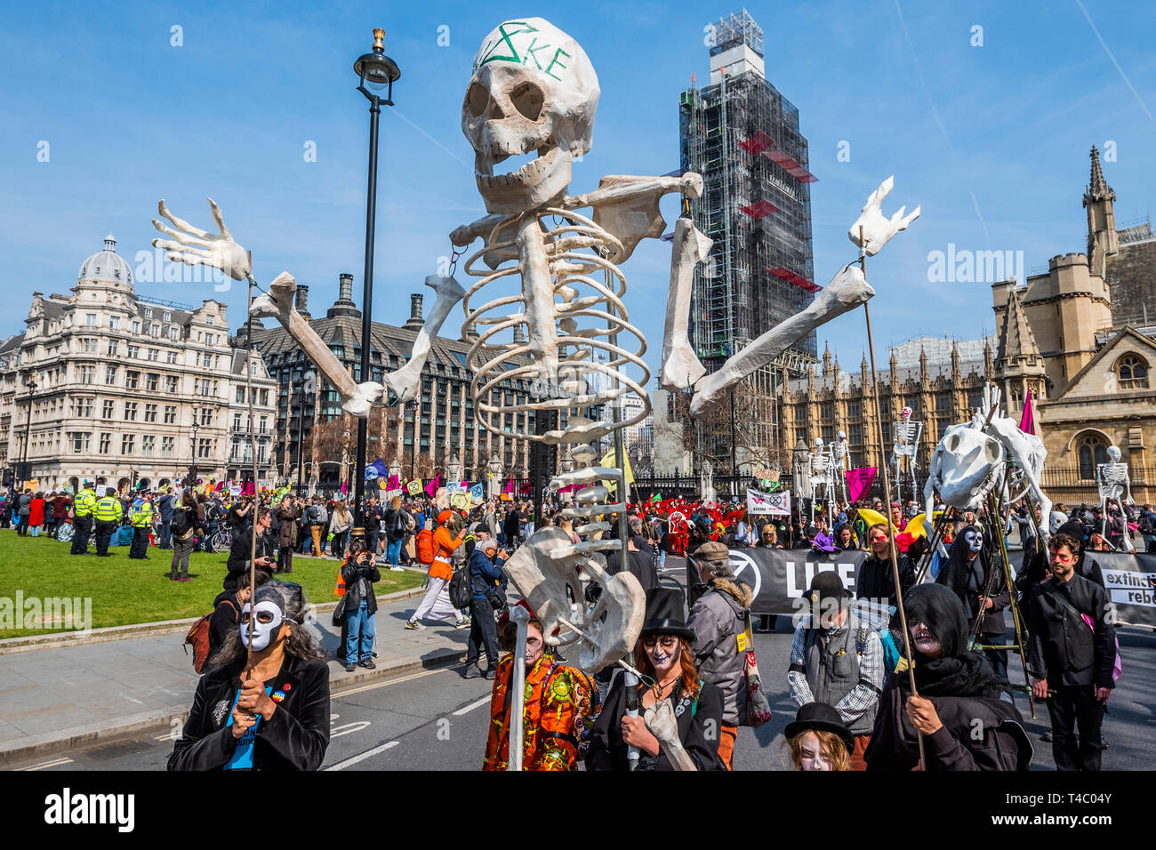 Londra, Regno Unito. Il 15 aprile, 2019. Una marcia funebre, in Piazza del Parlamento, per tutti i morti, le persone, gli animali e gli insetti come risultato dei cambiamenti climatici - i manifestanti dalla ribellione di estinzione il blocco di diversi (Hyde Park, Oxford Cuircus, Piccadilly Circus, Warterloo Ponte e Piazza del Parlamento) giunzioni di Londra come parte della loro protesta in corso alla domanda di azione da parte del governo del Regno Unito sulle "clima chrisis'. L'azione è parte di un internazionale coordinato di protesta. Credito: Guy Bell/Alamy Live News Foto Stock