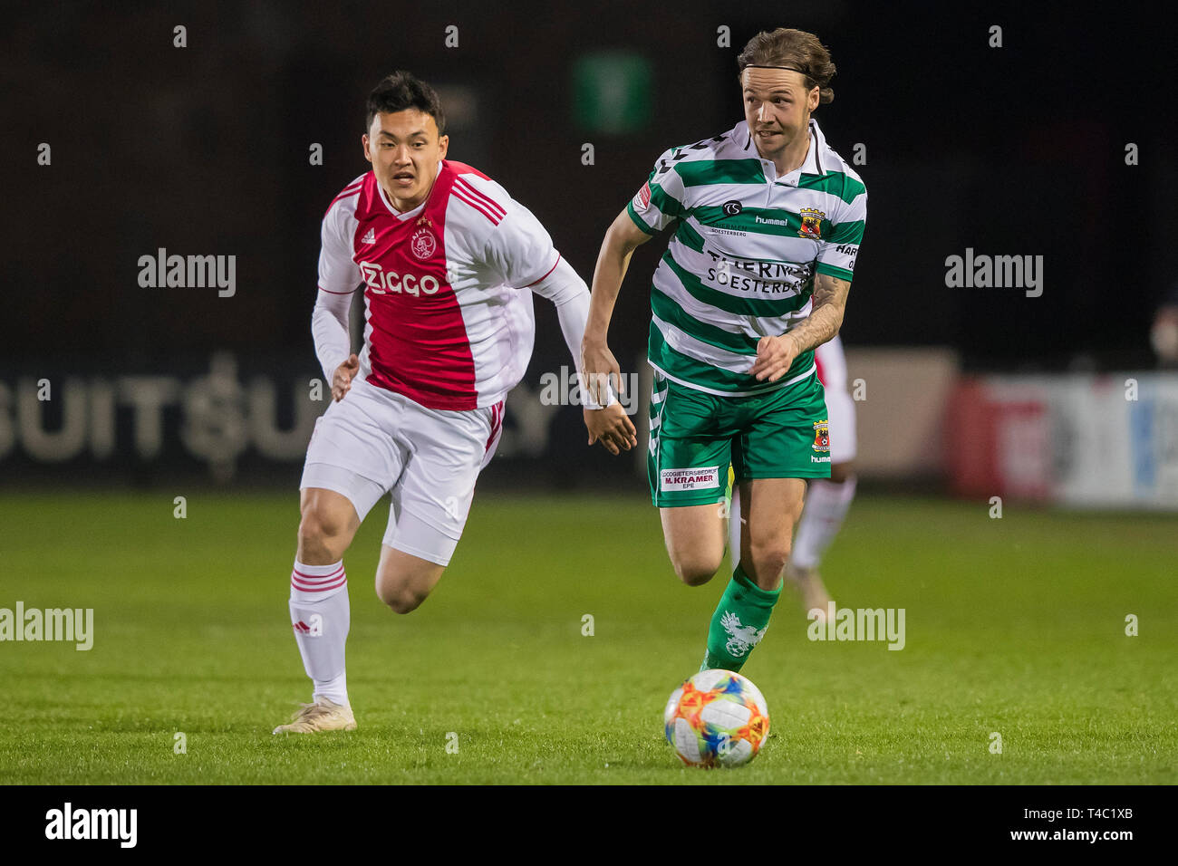 AMSTERDAM, Sportpark De Toekomst, 15-04-2019 , Stagione 2018 / 2019 , olandese Keuken Kampioen Divisie. Risultato finale 5-2, Jong Ajax player Jasper Ter Heide (L) e GA Eagles giocatore vince Gino Dekker (r) durante il match Jong Ajax - andare avanti aquile Foto Stock