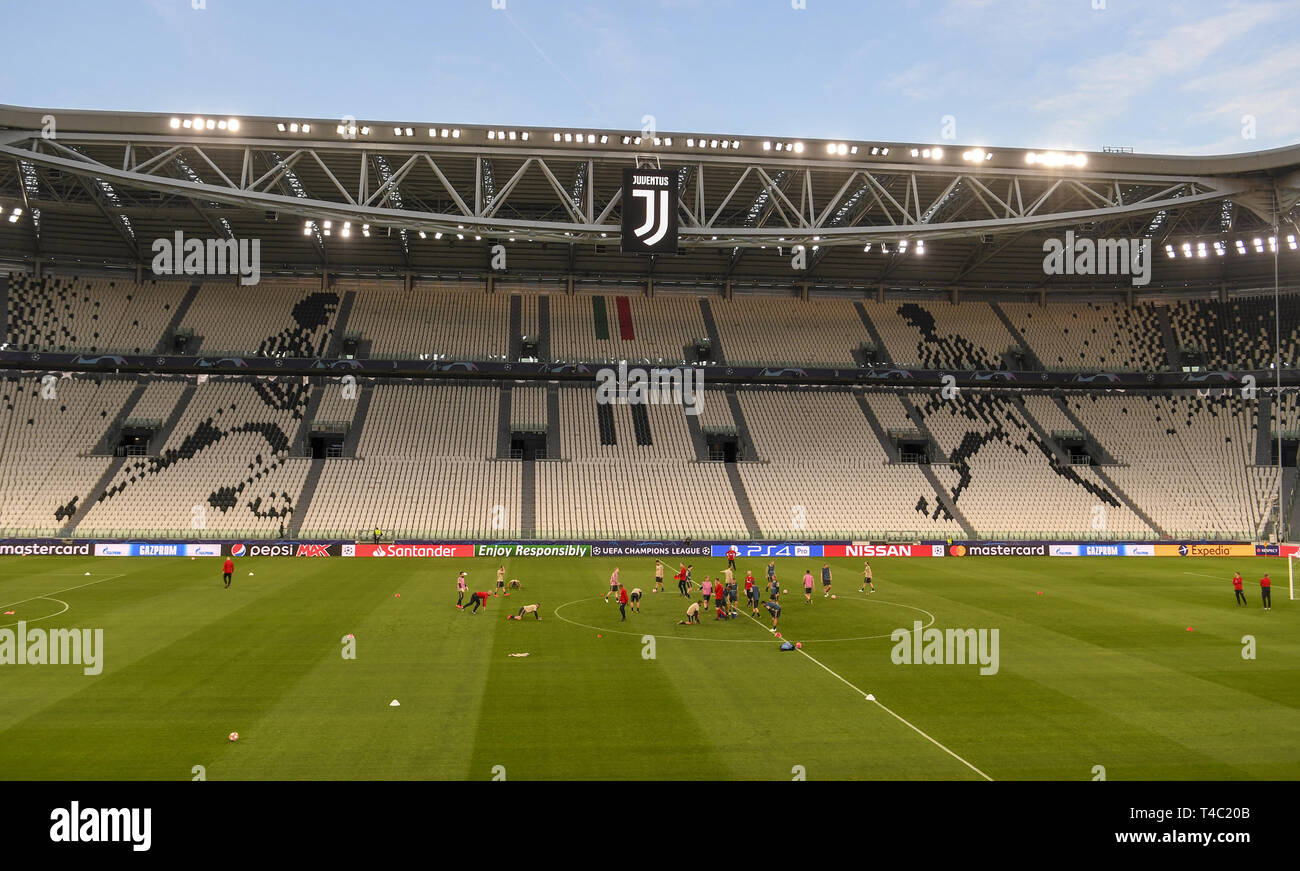 Torino, Italia. Xv Apr, 2019. Calcio: Champions League, prima dei quarti di finale di rivincita, Juventus Torino - Ajax Amsterdam, Ajax formazione. Giocatore di Ajax formazione. Credito: Antonio Polia/dpa/Alamy Live News Foto Stock