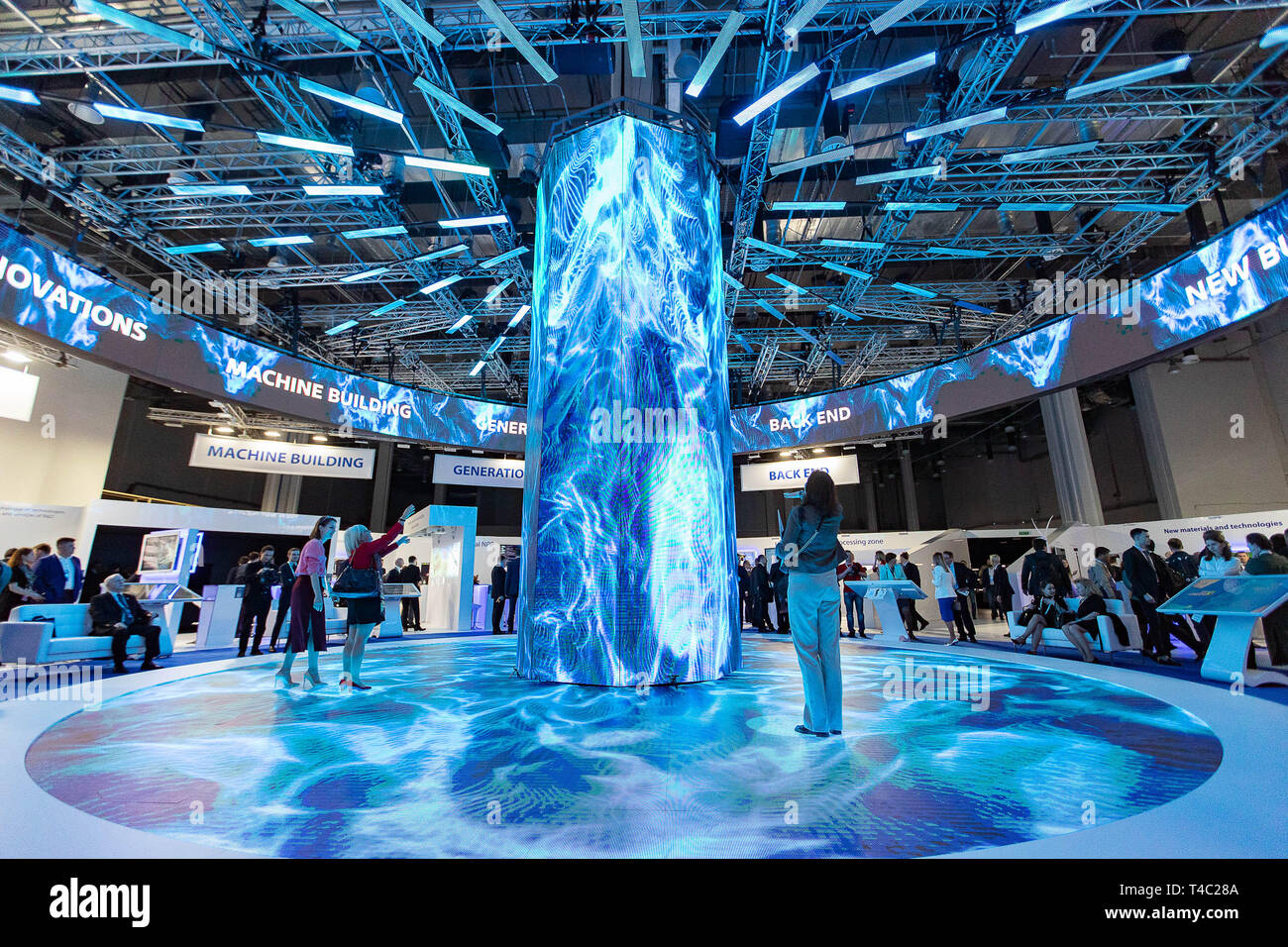 Sochi, Russia. Xv Apr, 2019. Foto realizzata il 15 aprile 2019 illustra la Russia Rosatom membro Corporation stand durante la XI ATOMEXPO in Sochi, Russia. Global esperti chiamati per un ulteriore sviluppo della tecnologia nucleare e della cooperazione in modo da far fronte al cambiamento climatico e a realizzare lo sviluppo sostenibile in occasione dell'undicesima ATOMEXPO International Forum qui il lunedì. Credito: Bai Xueqi/Xinhua/Alamy Live News Foto Stock