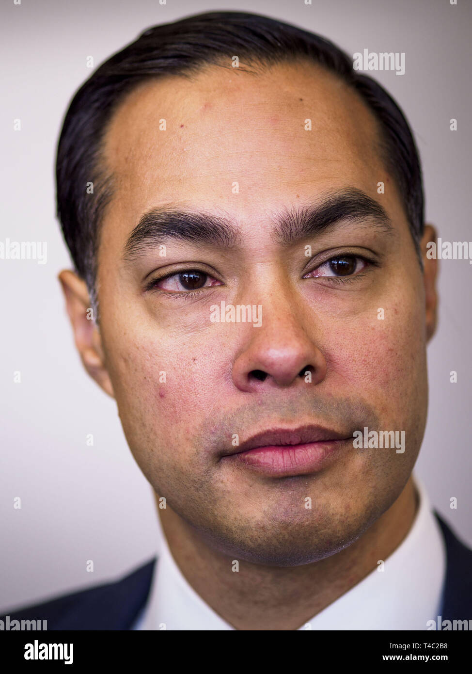 Des Moines, Iowa, USA. Xv Apr, 2019. JULIÃN CASTRO presso il Campus Centrale Artigianato Alliance a Des Moines scuola pubblica del campus centrale lunedì. Egli è alla sua terza visita in Iowa dato che dichiara la sua candidatura per il ticket democratico della Presidenza USA. Casto ha parlato con gli studenti e gli amministratori circa artigianato istruzione e hanno visitato il campus. Iowa tradizionalmente ospita il primo evento di selezione delle elezioni presidenziali ciclo. L'Iowa Caucus sarà nel Febbraio 3, 2020. Credit: Jack Kurtz/ZUMA filo/Alamy Live News Foto Stock
