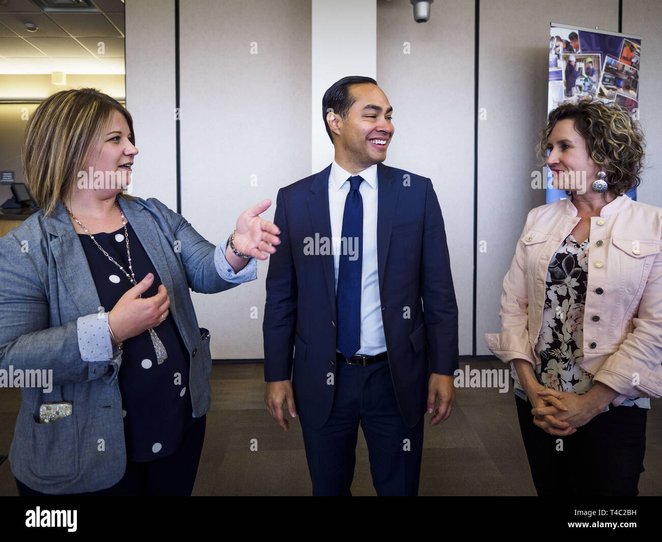Des Moines, Iowa, USA. Xv Apr, 2019. JULIÃN CASTRO (centro) parla di TASCHA BROWN, Direttore del campus centrale (sinistra) e GRETCHEN CRITELL, del commercio esperto Alliance, durante Castro una visita il Campus Centrale Artigianato Alliance a Des Moines scuola pubblica del campus centrale lunedì. Castro è alla sua terza visita in Iowa dato che dichiara la sua candidatura per il ticket democratico della Presidenza USA. Casto ha parlato con gli studenti e gli amministratori circa artigianato istruzione e hanno visitato il campus. Iowa tradizionalmente ospita il primo evento di selezione delle elezioni presidenziali cycle Foto Stock