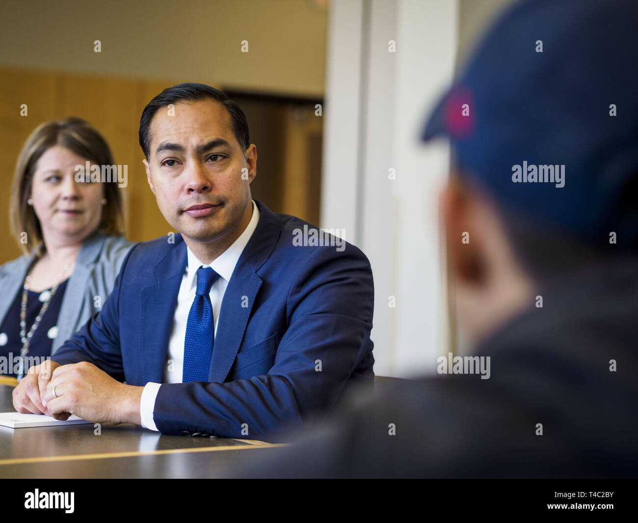 Des Moines, Iowa, USA. Xv Apr, 2019. JULIÃN CASTRO (centro) e TASCHA BROWN, Direttore del campus centrale, (sinistra) ascoltare agli studenti di descrivere le loro esperienze all'Artigianato Alliance, durante Castro una visita il Campus Centrale Artigianato Alliance a Des Moines scuola pubblica del campus centrale lunedì. Castro è alla sua terza visita in Iowa dato che dichiara la sua candidatura per il ticket democratico della Presidenza USA. Casto ha parlato con gli studenti e gli amministratori circa artigianato istruzione e hanno visitato il campus. Iowa tradizionalmente ospita il primo evento di selezione del presiedere Foto Stock