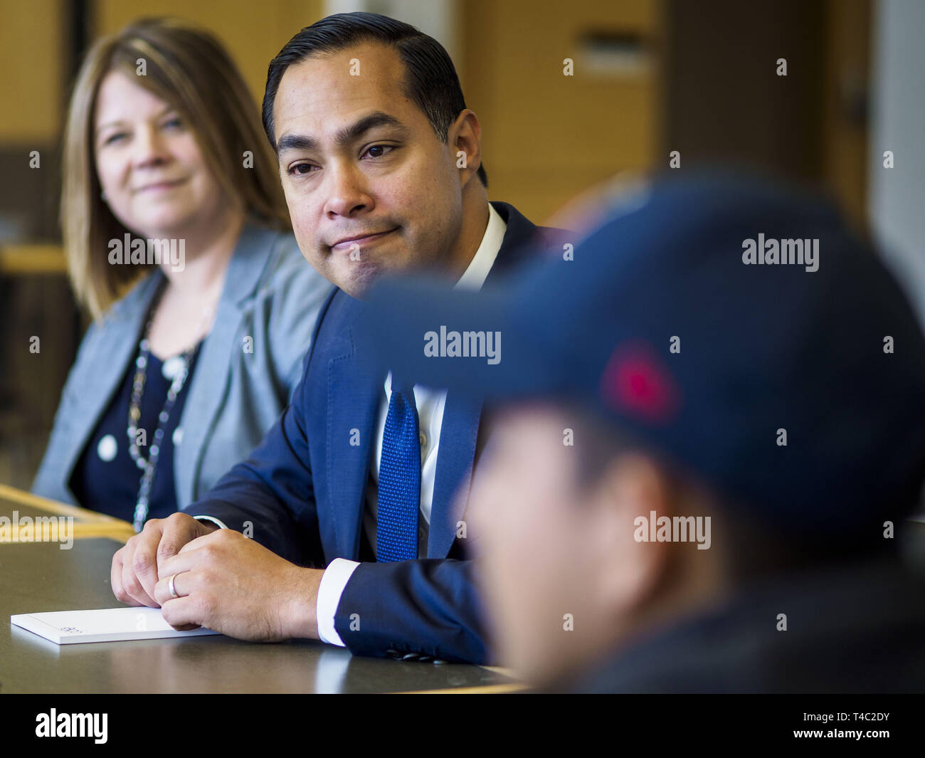 Des Moines, Iowa, USA. Xv Apr, 2019. JULIÃN CASTRO (centro) e TASCHA BROWN, Direttore del campus centrale, (sinistra) ascoltare agli studenti di descrivere le loro esperienze all'Artigianato Alliance, durante Castro una visita il Campus Centrale Artigianato Alliance a Des Moines scuola pubblica del campus centrale lunedì. Castro è alla sua terza visita in Iowa dato che dichiara la sua candidatura per il ticket democratico della Presidenza USA. Casto ha parlato con gli studenti e gli amministratori circa artigianato istruzione e hanno visitato il campus. Iowa tradizionalmente ospita il primo evento di selezione del presiedere Foto Stock