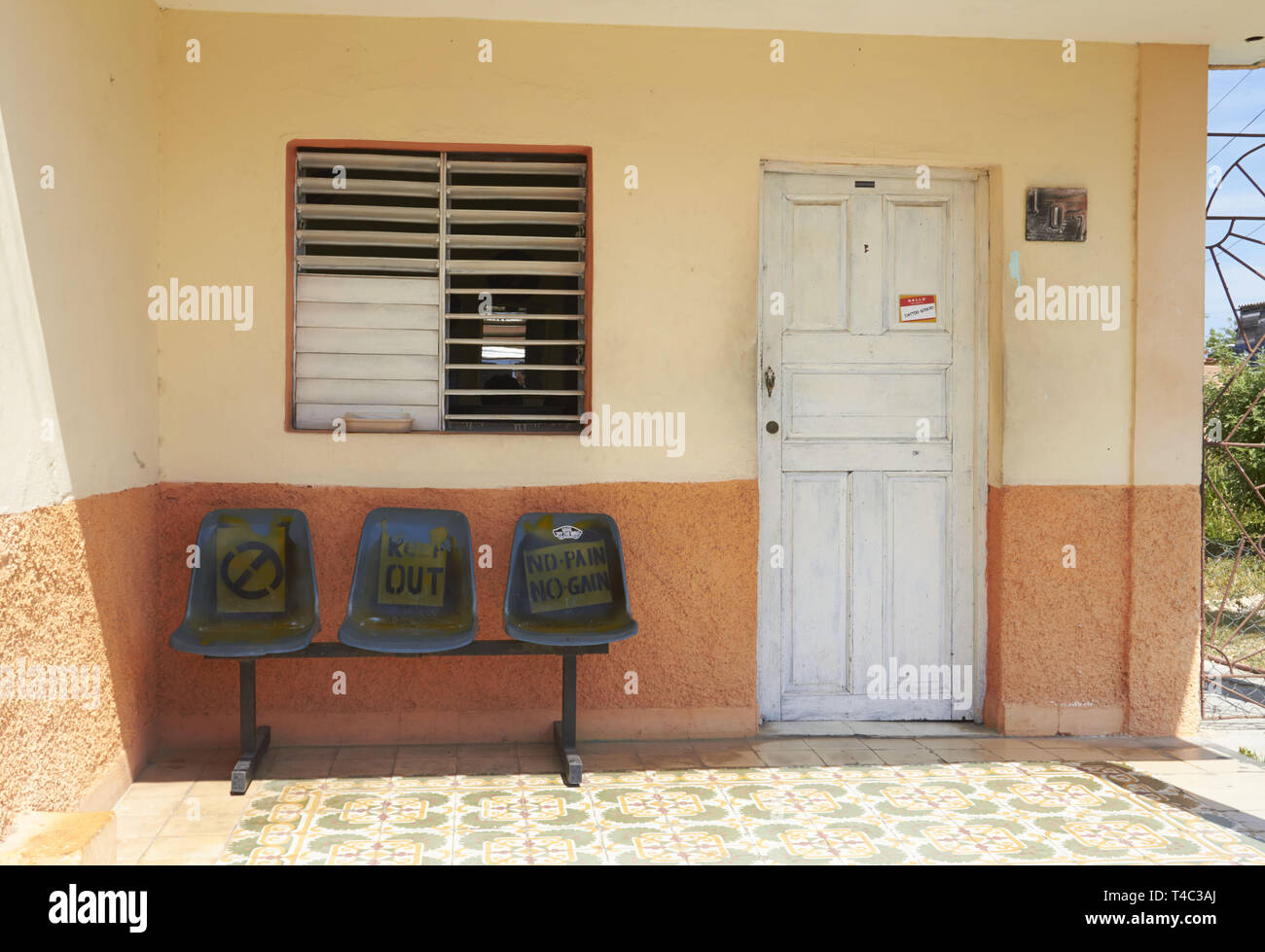 Varadero, Cuba. Xvii Mar, 2016. L'esterno di un negozio di Varadero Cuba.Tra tutti i cambiamenti che si stanno verificando a Cuba sin da subito una cosa rimane la stessa: possedere un tattoo shop e dando i tatuaggi sono vietate. Nonostante i governi la soppressione degli artisti del tatuaggio sono riusciti a creare una fiorente tatuaggio sotterraneo scena. Questa sottocultura può essere trovato in tutta l'isola. Si cammina per le strade di La Habana, o di qualsiasi altra città e vedere persone adornata con tatuaggi. Le domande rimangono le stesse: dove sono sempre questi tatuaggi e come sono così ben fatto?.tatuaggio in Havana è venuto un Foto Stock