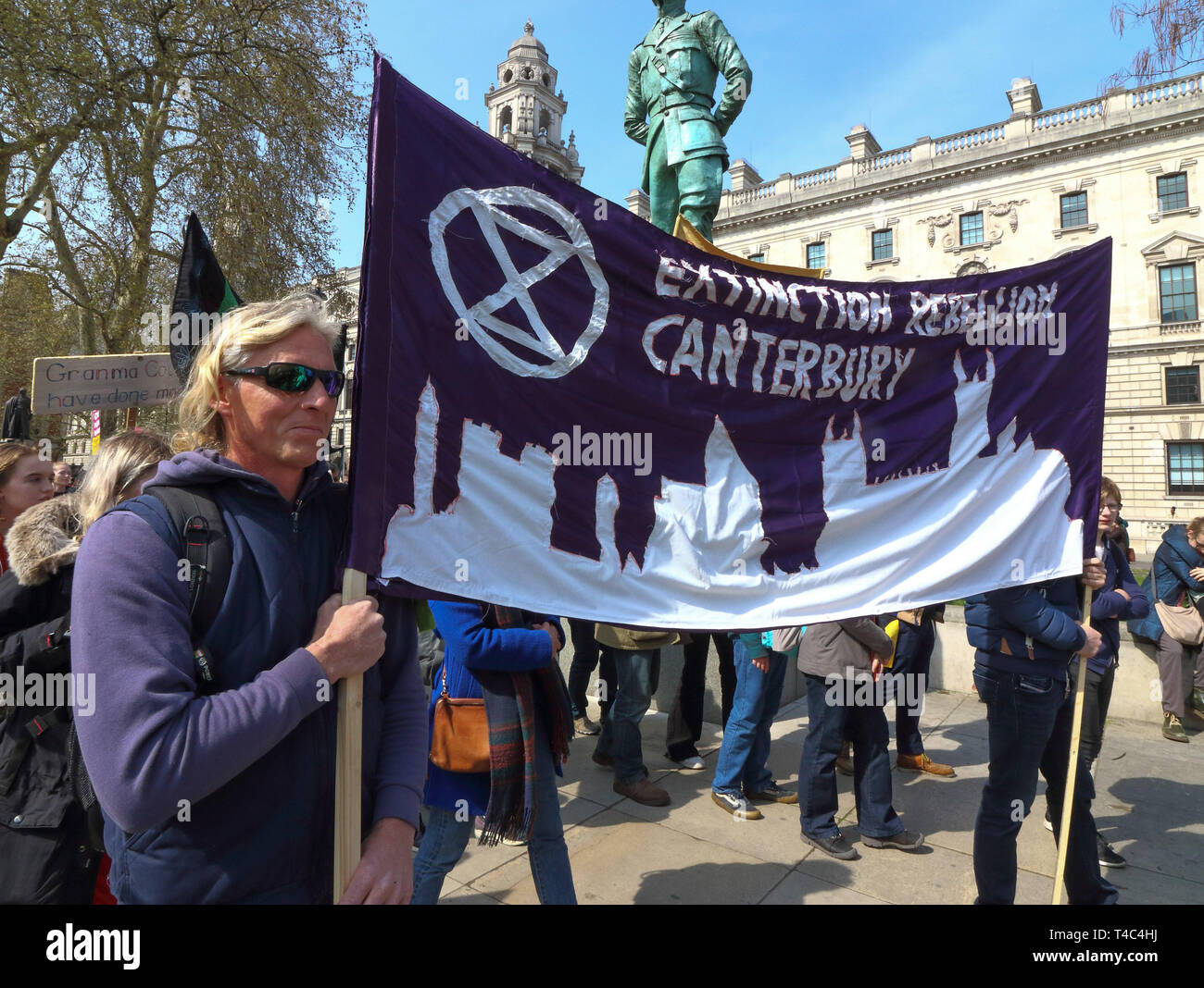 I manifestanti visto tenendo un banner durante la ribellione di estinzione mock il corteo funebre di dimostrazione. Estinzione della ribellione mock corteo funebre guidato da una banda di ottoni e grandi marionette scheletro di estinzione e le creature minacciate in piazza del Parlamento. Foto Stock