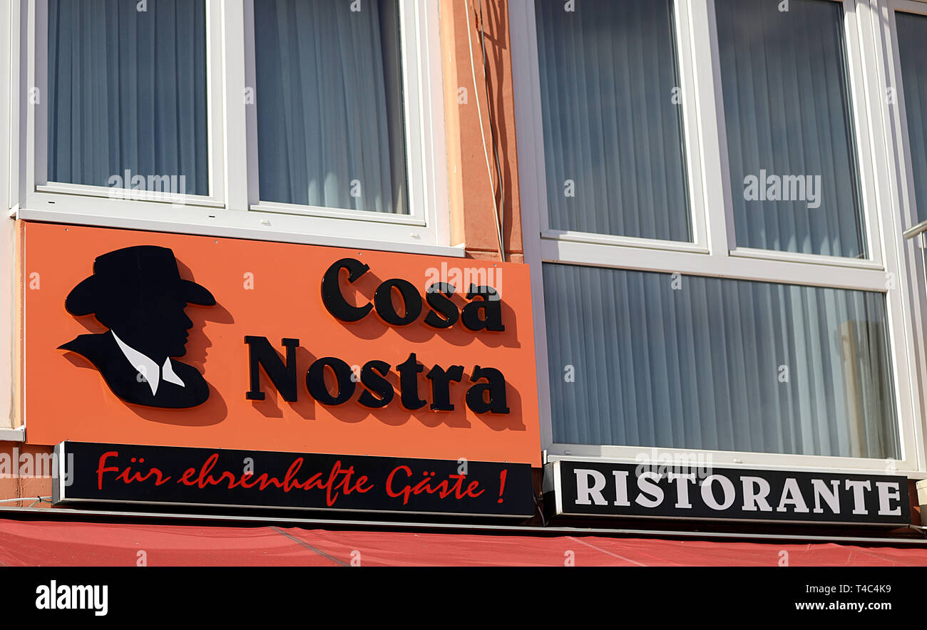 18 marzo 2019, della Renania settentrionale-Vestfalia, Köln: un cartello  con il nome del ristorante italiano "Cosa Nostra' con l'aggiunta "agli  onorevoli ospiti' appeso sopra il ristorante. (A dpa KORR 'Sausage sponsor'  e '