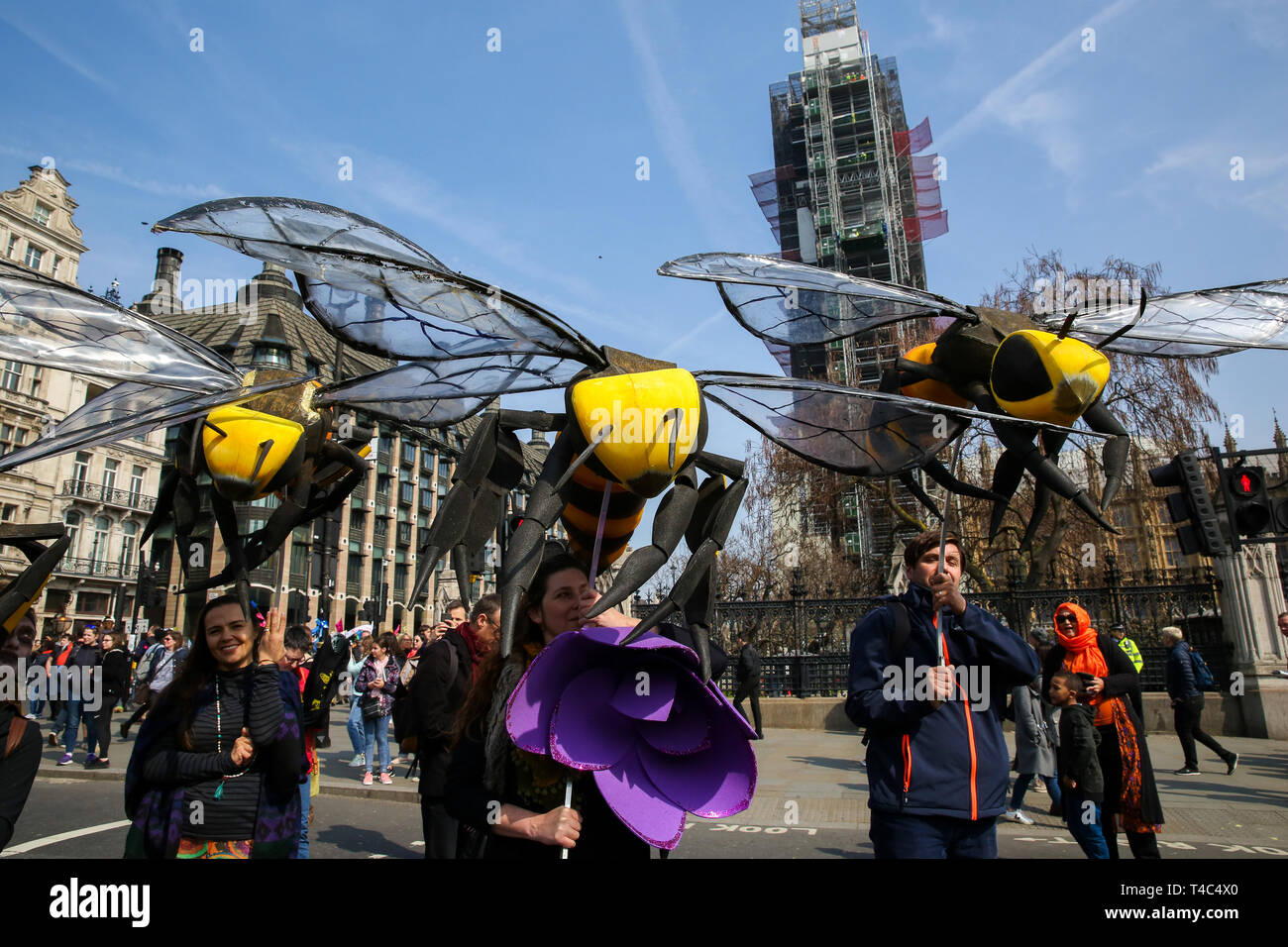 Gli attivisti ambientali sono visti tenere grandi api durante la dimostrazione. Attivista protestare presso la piazza del Parlamento esigente per urgente azione di governo sul cambiamento climatico, la protesta è stata organizzata dalla ribellione di estinzione. Foto Stock