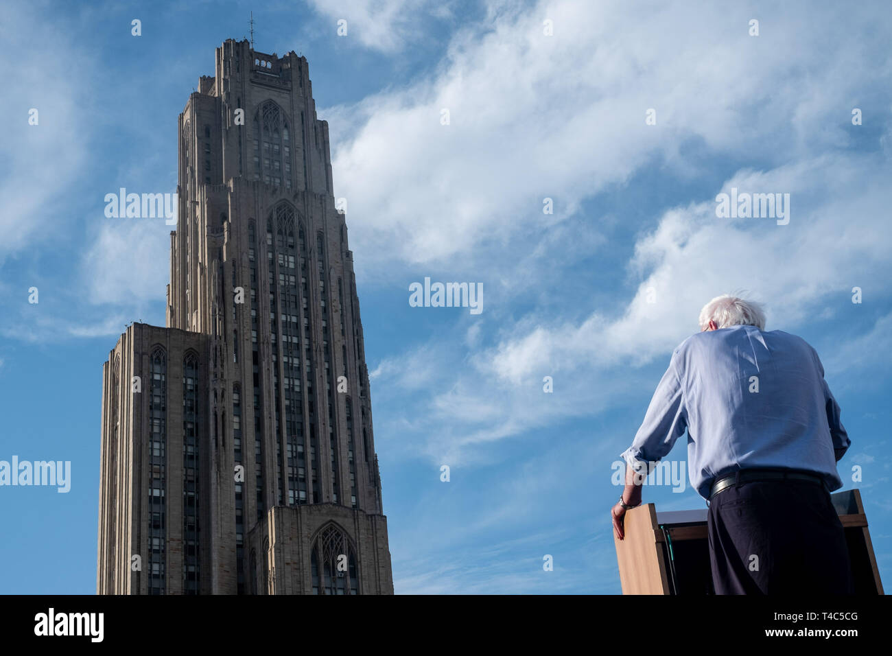 Bernie Sanders parla alla folla durante la sua campagna di rally davanti a Stati Uniti elezioni presidenziali. Candidato presidenziale democratico Bernie Sanders nel rally di Pittsburgh, PA sul sentiero di campagna per l'offerta nel 2020 elezione. Foto Stock