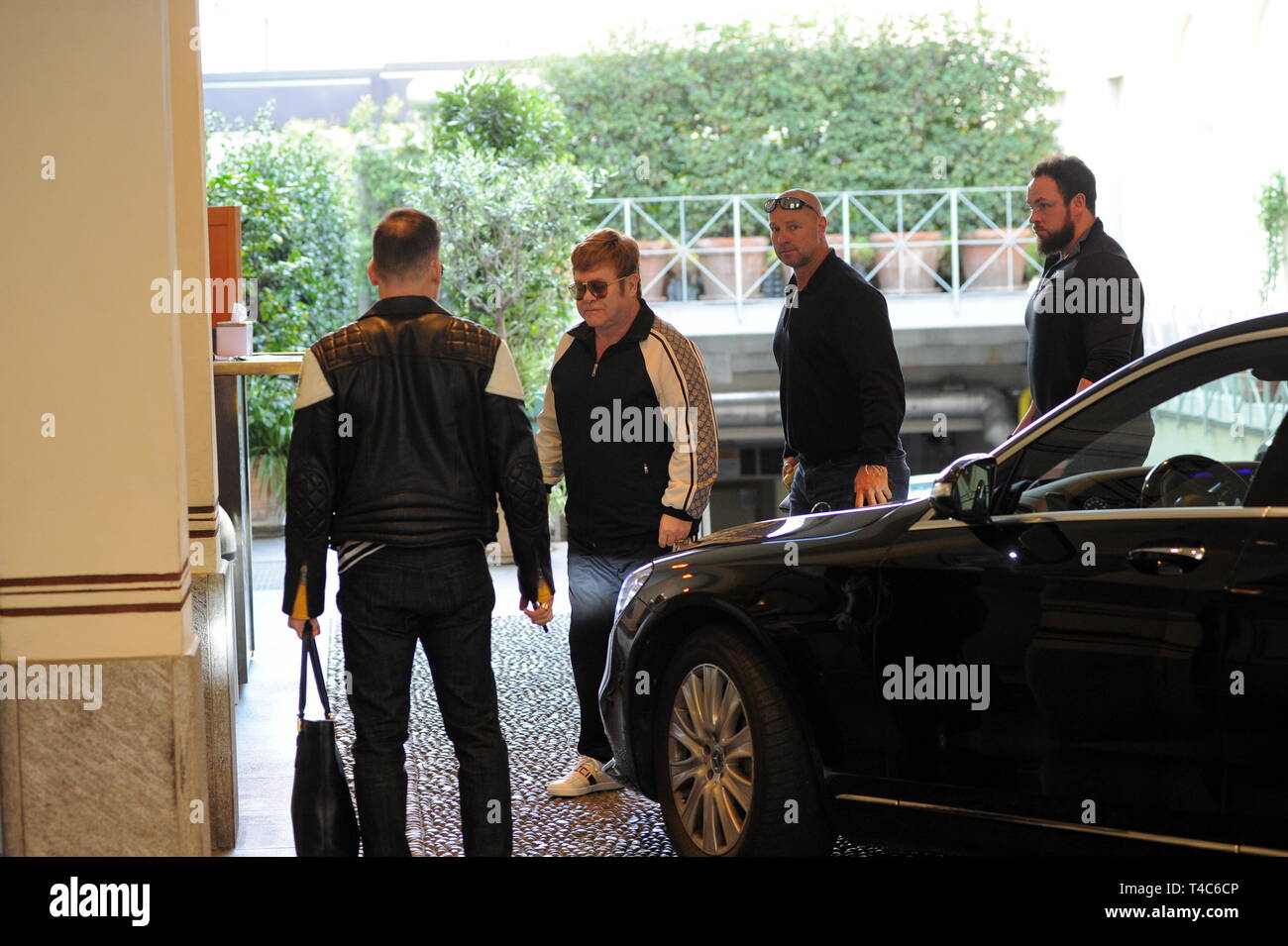 Milano, Italia. 15 apr 2019. * Tariffa speciale esclusiva * Milano, Elton John e il marito David arredare lo shopping nel centro di Elton John arriva in centro con suo marito David arredare scortato da 3 guardie del corpo, e dopo aver ottenuto dalla vettura che entra dal " Hermes ", prestigiose boutique di Via Montenapoleone. Non appena si accorge della presenza dei fotografi, si lascia andare a un eloquente gesto, mostrando il suo dito medio e si nasconde in una camera chiusa in modo da non essere ripreso. Credit: Indipendente Photo Agency Srl/Alamy Live News Foto Stock